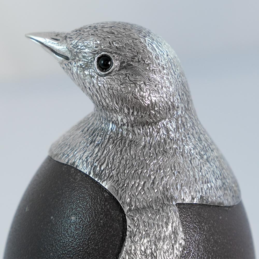 Penguin von Alcino, Silberschmiedeeisen, handgefertigt aus Sterlingsilber mit Emu-Ei (Gehämmert) im Angebot