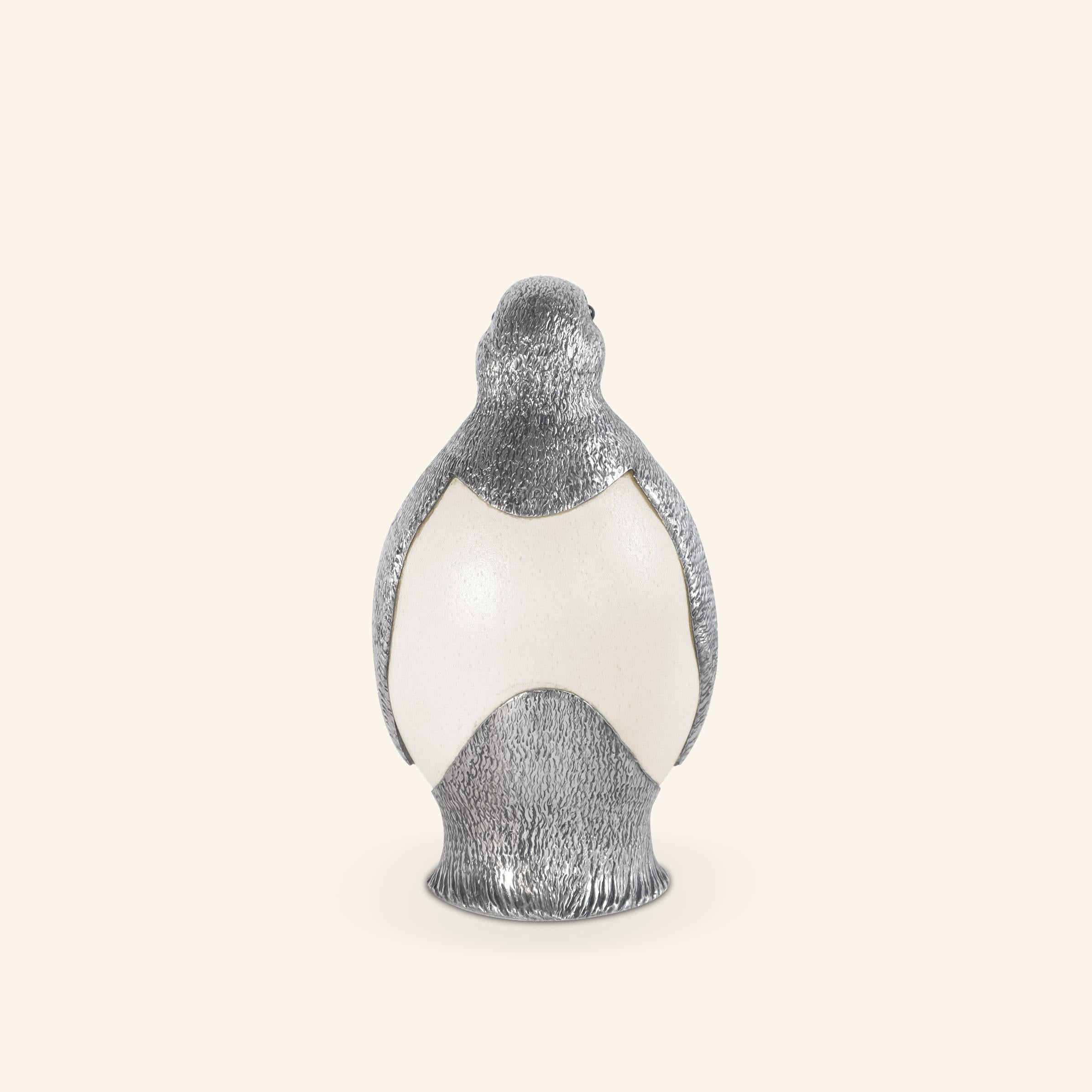 Penguin von Alcino, Silberschmiedeeisen, handgefertigt aus Sterlingsilber mit Straußenei (Gehämmert) im Angebot