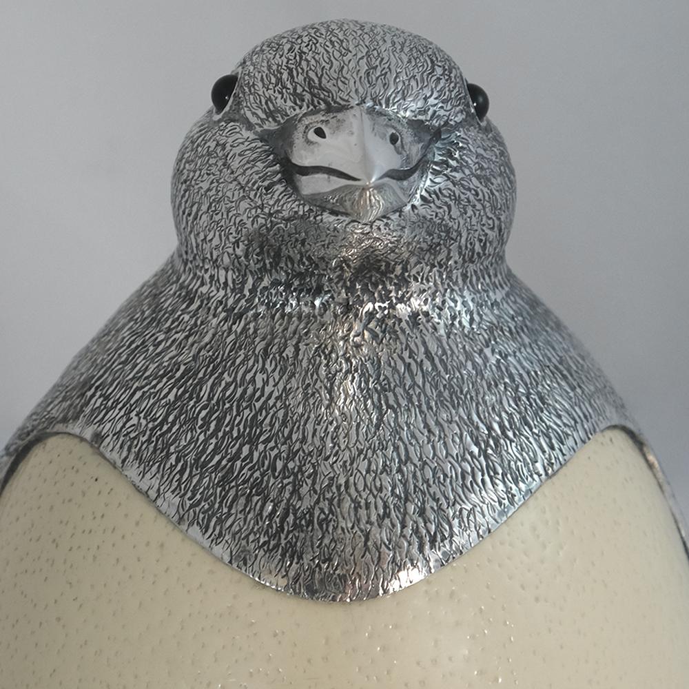 Penguin von Alcino, Silberschmiedeeisen, handgefertigt aus Sterlingsilber mit Straußenei (21. Jahrhundert und zeitgenössisch) im Angebot