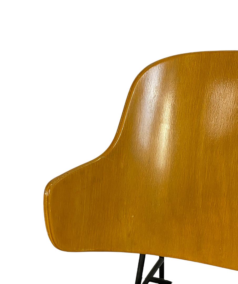 Penguin-Stuhl von Ib Kofod Larsen (Eisen) im Angebot