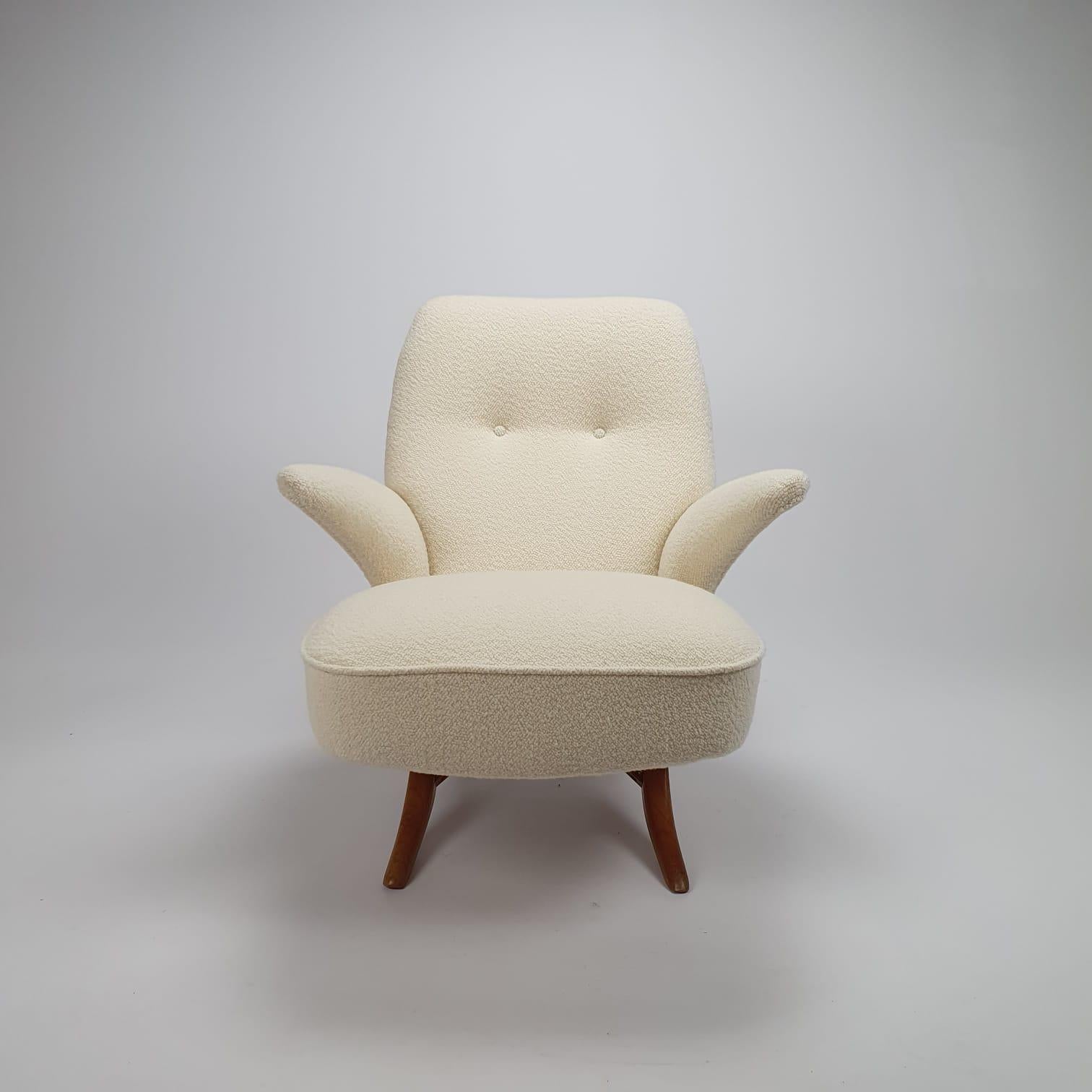 Stunning Mid-Century Modern penguin chair, designed by Theo Ruth for Artifort.
Iconic Dutch design from the 50s.
The back and the seater are 2 separate pieces that easily fits together and makes it a unique chair.
The chair is restored with new