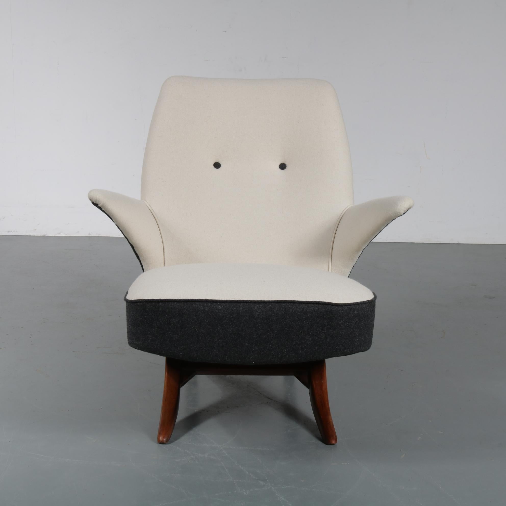 Beautifull Penguin chair by Theo Ruth for Artifort, manufactured in the Netherlands in 1957.

This iconic chair is upholstered in anthracite and white Keymer Viborg fabric, the perfect colors to show how the chair got it's name. The seating and
