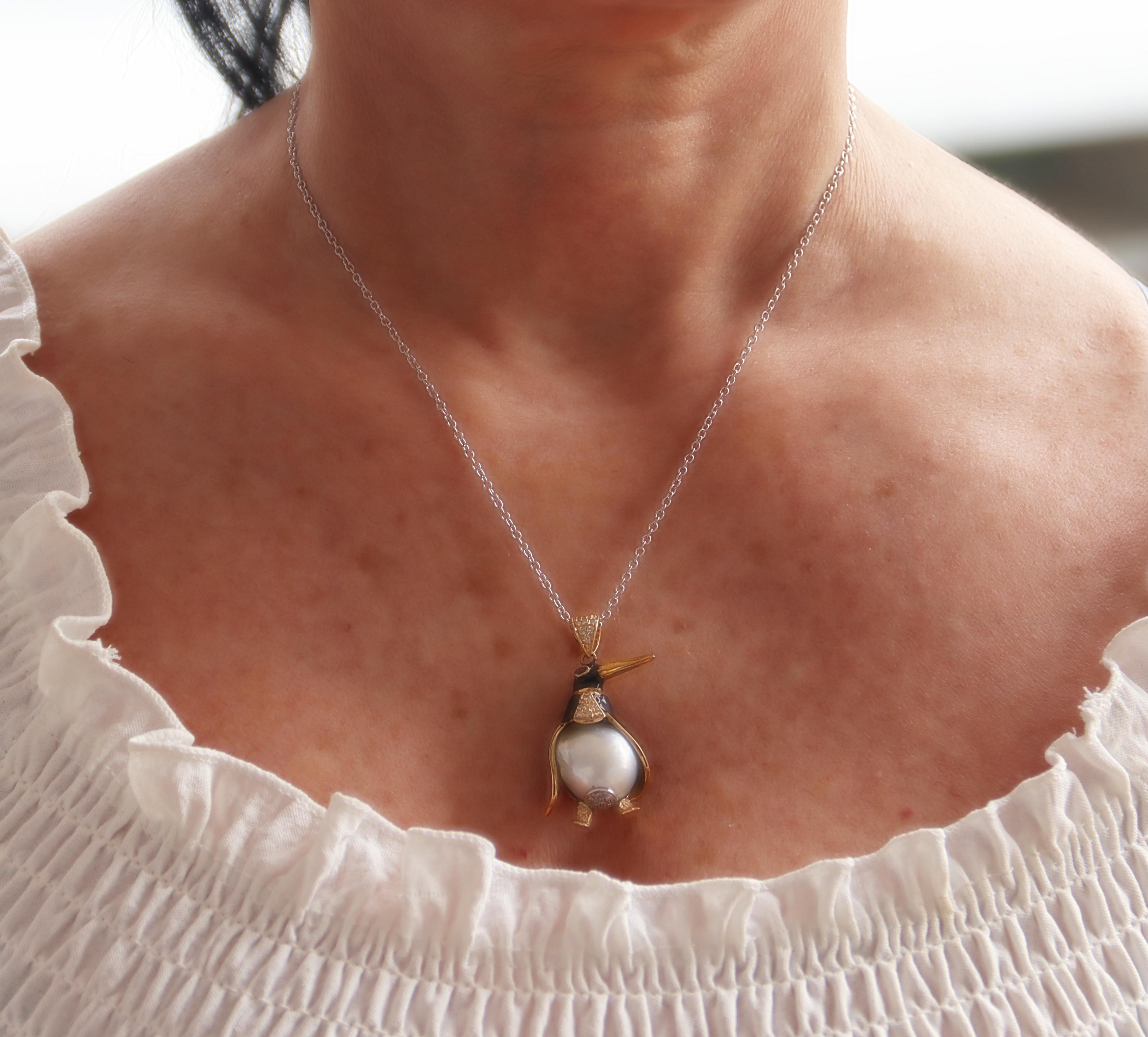 Collier pendentif Penguin en or jaune 18 carats, diamants, perles et rubis en vente 1