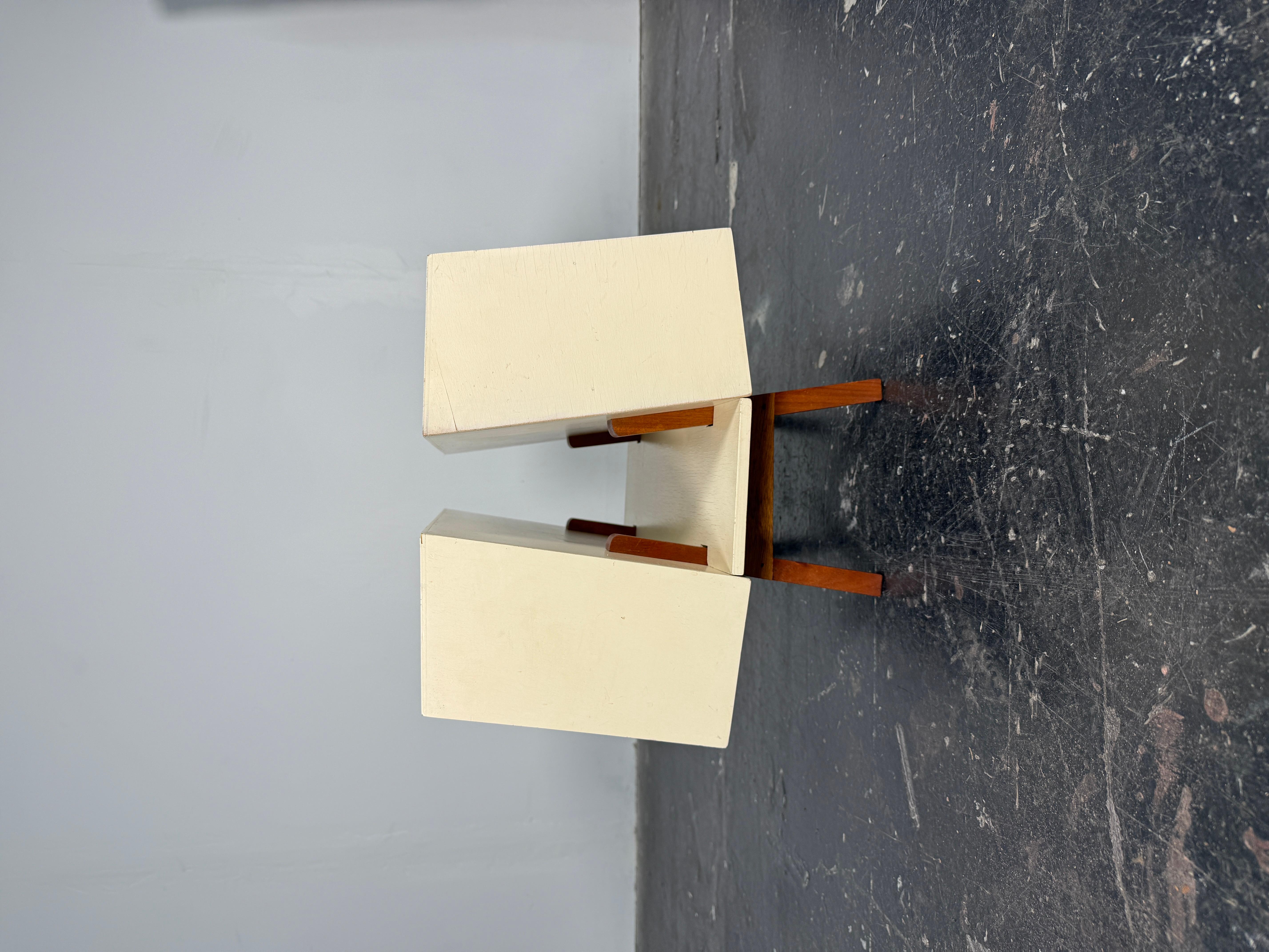 Excited to show you the petite Penguin Donkey Mark 2 bookcase by Ernest Race for Isokon, 1963, England. Originally designed in the late 1930s by Egon Riss and called 