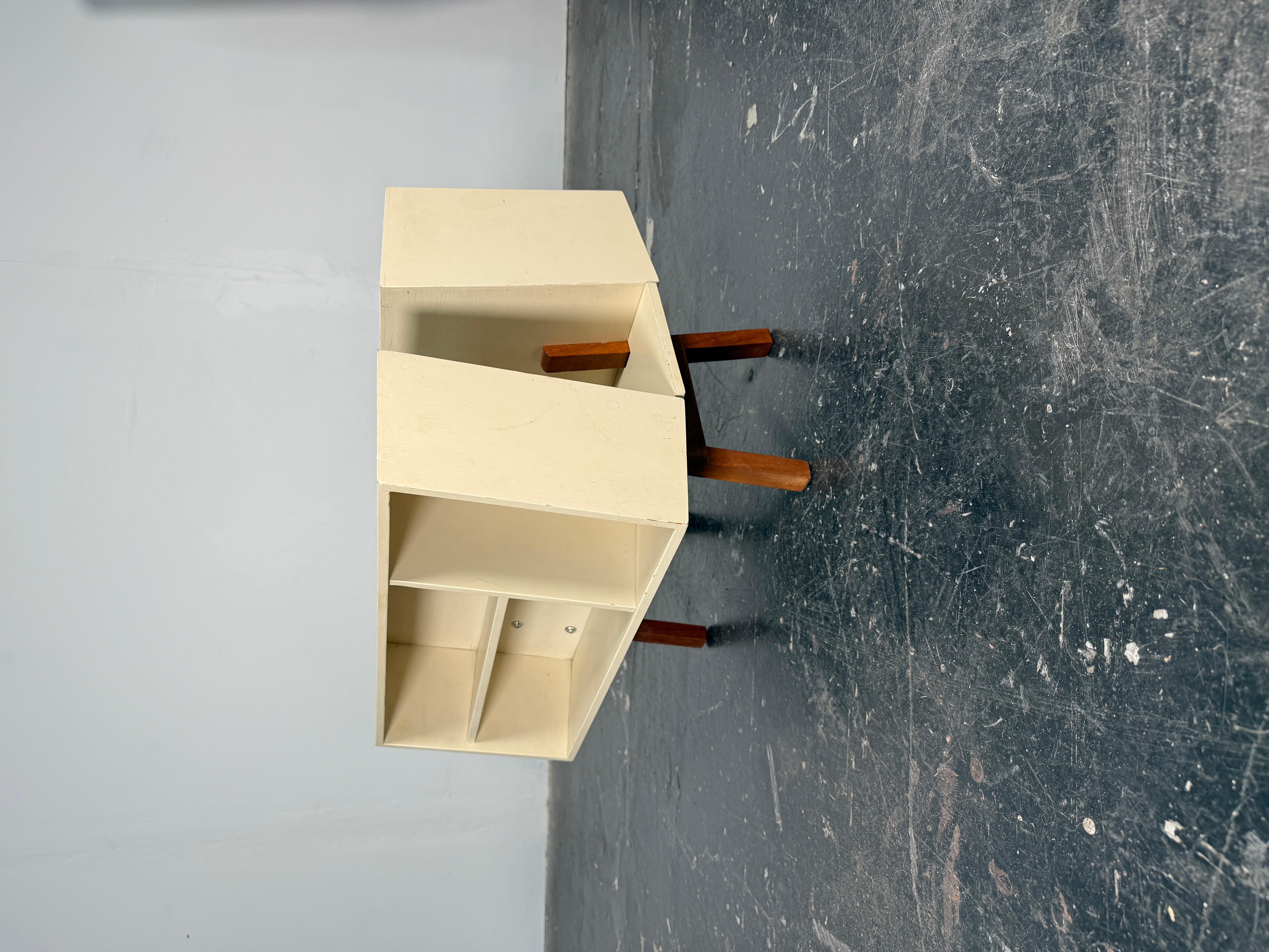 Penguin Donkey Mark 2 Bookcase by Ernest Race for Isokon, 1963 In Distressed Condition For Sale In San Diego, CA