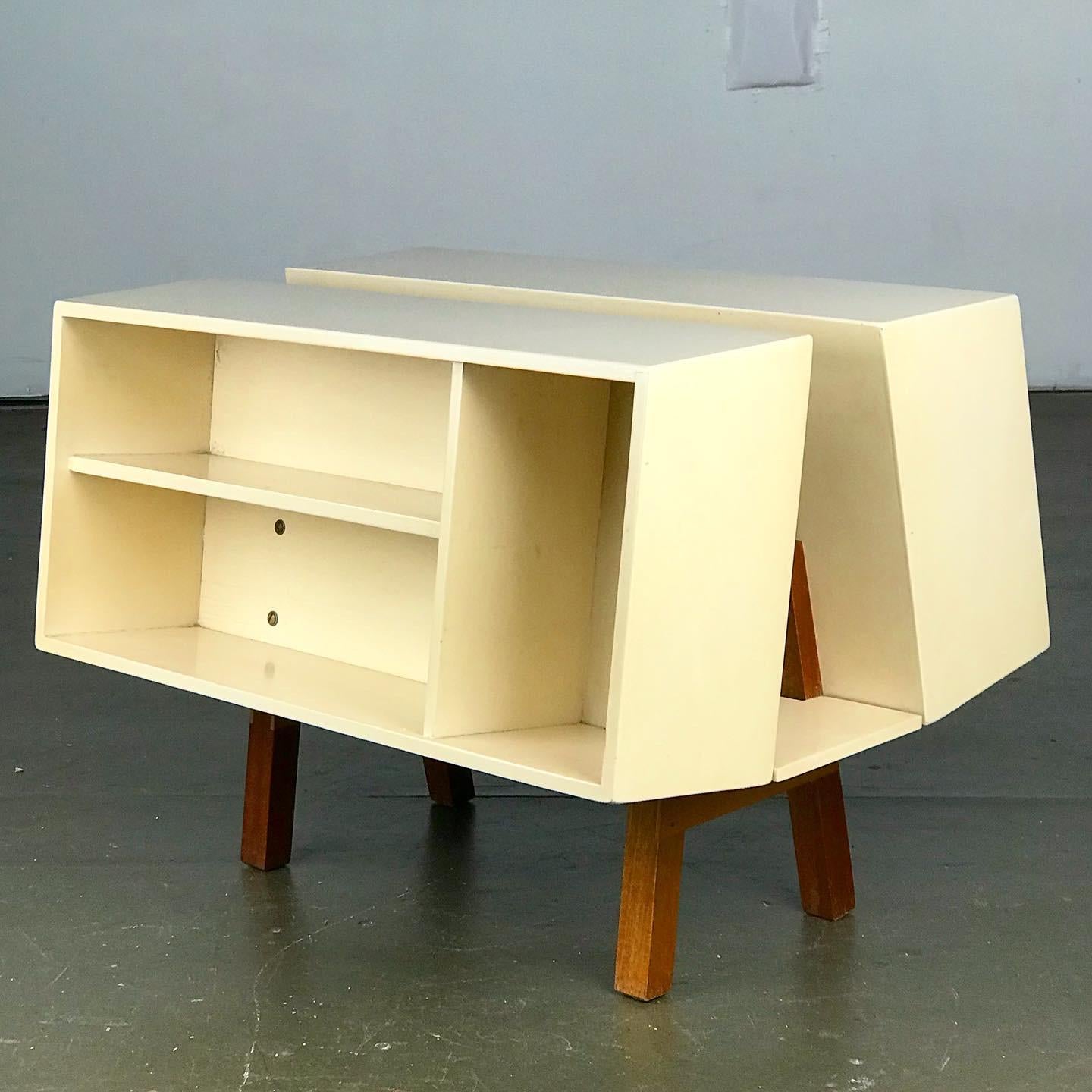 Scarce petite Penguin Donkey Mark 2 bookcase/table by Ernest Race for Isokon, 1963, England. Originally designed in the late 1930s by Egon Riss and called 