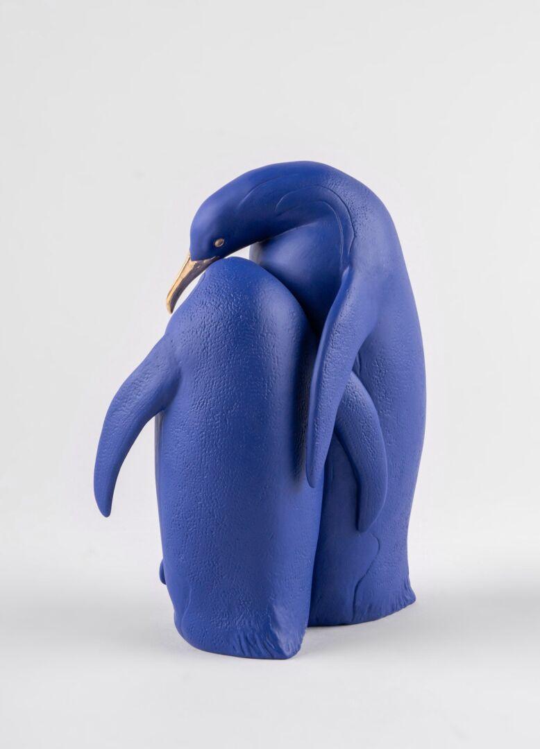 Lladró Penguin Family Sculpture, Limited Edition, Blue and Gold In New Condition For Sale In New York City, NY