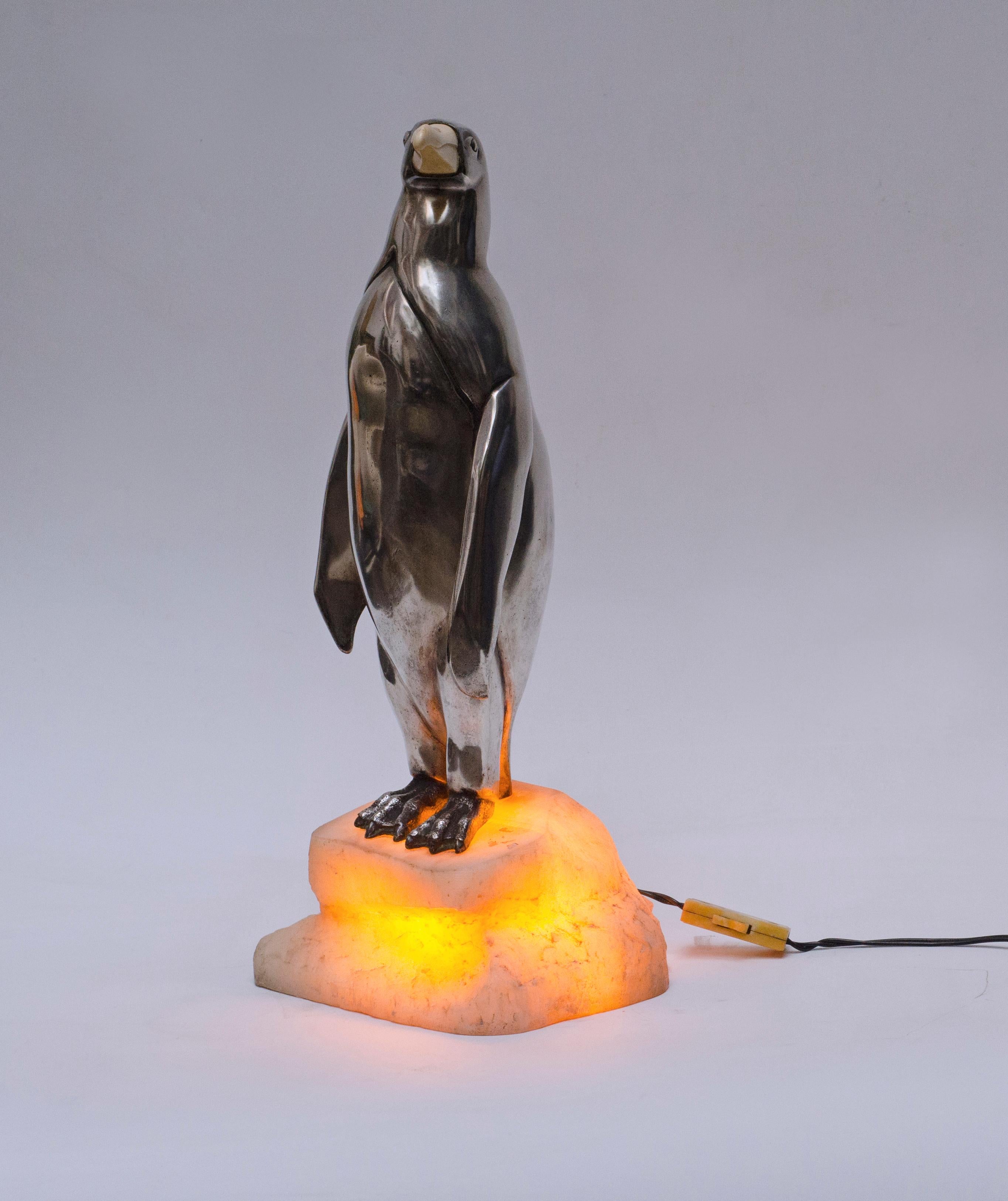 Beleuchtete Pinguin-Skulptur von Marcel André Bouraine (1886 -1948). Versilberte Bronze und Alabastersockel mit Licht.

Bryan Catley (1978) 
