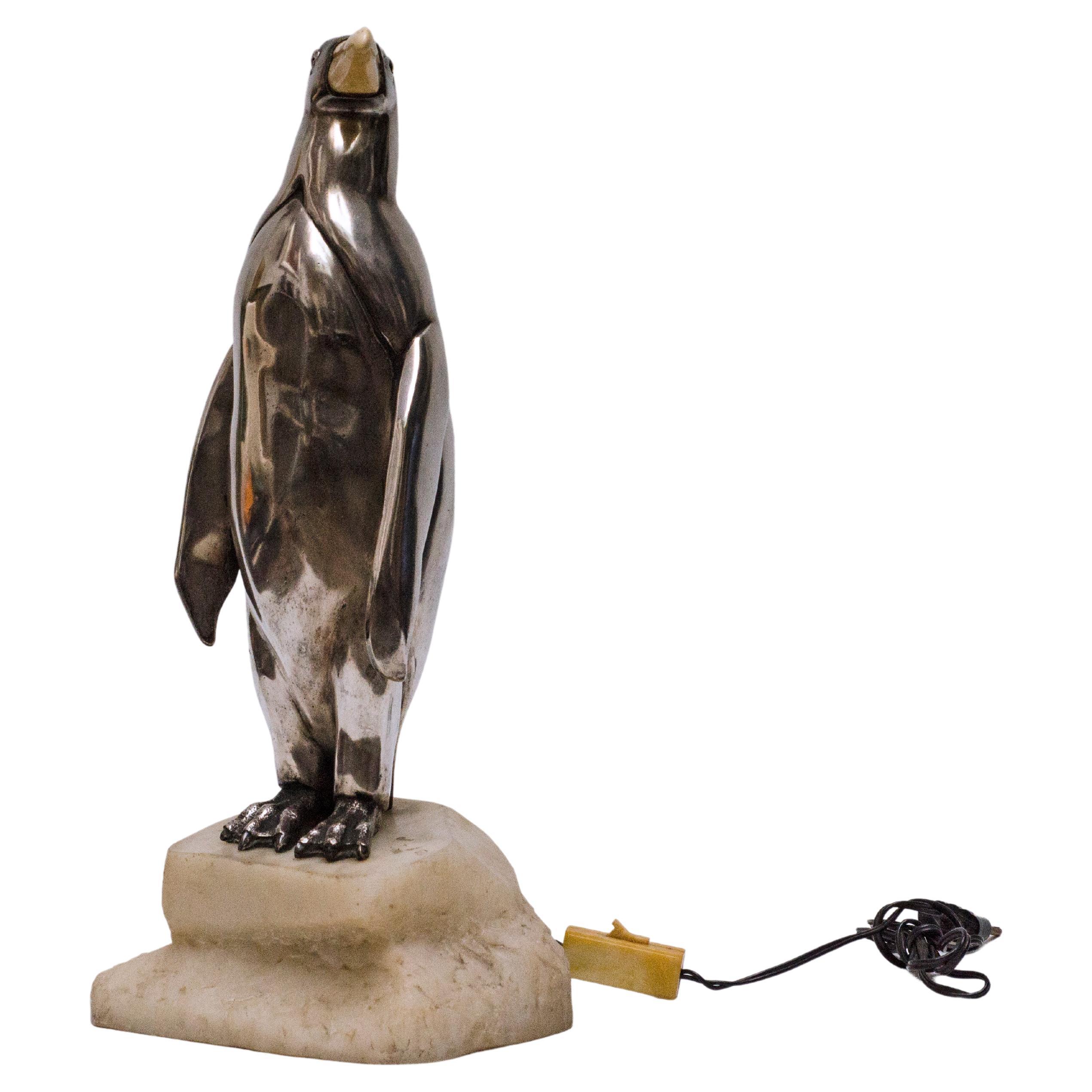 Beleuchtete Skulptur des Pinguins von Marcel-André Bouraine