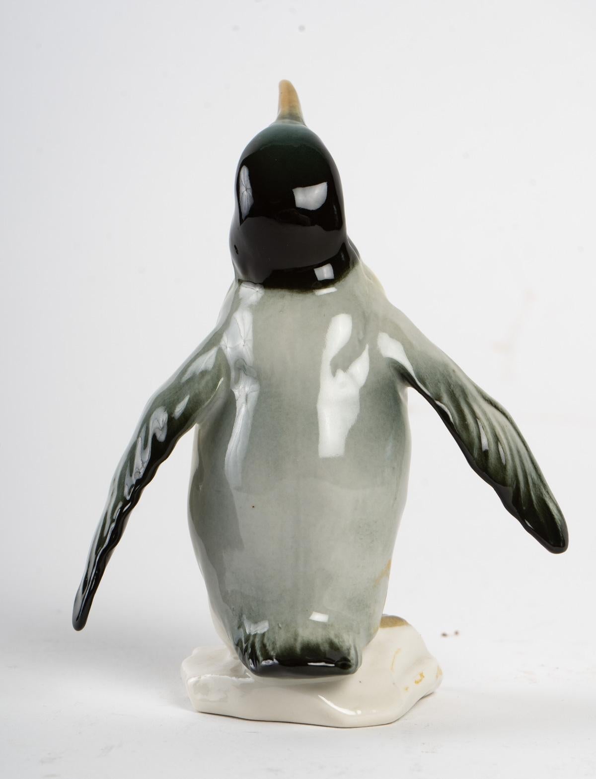 Penguin Karl Ens rare
German Manufacture Karl Ens, Porcelain, 20th century
Perfect condition
Measures: Height approx. 12cm
Width about 10cm from wing tip to wing tip.