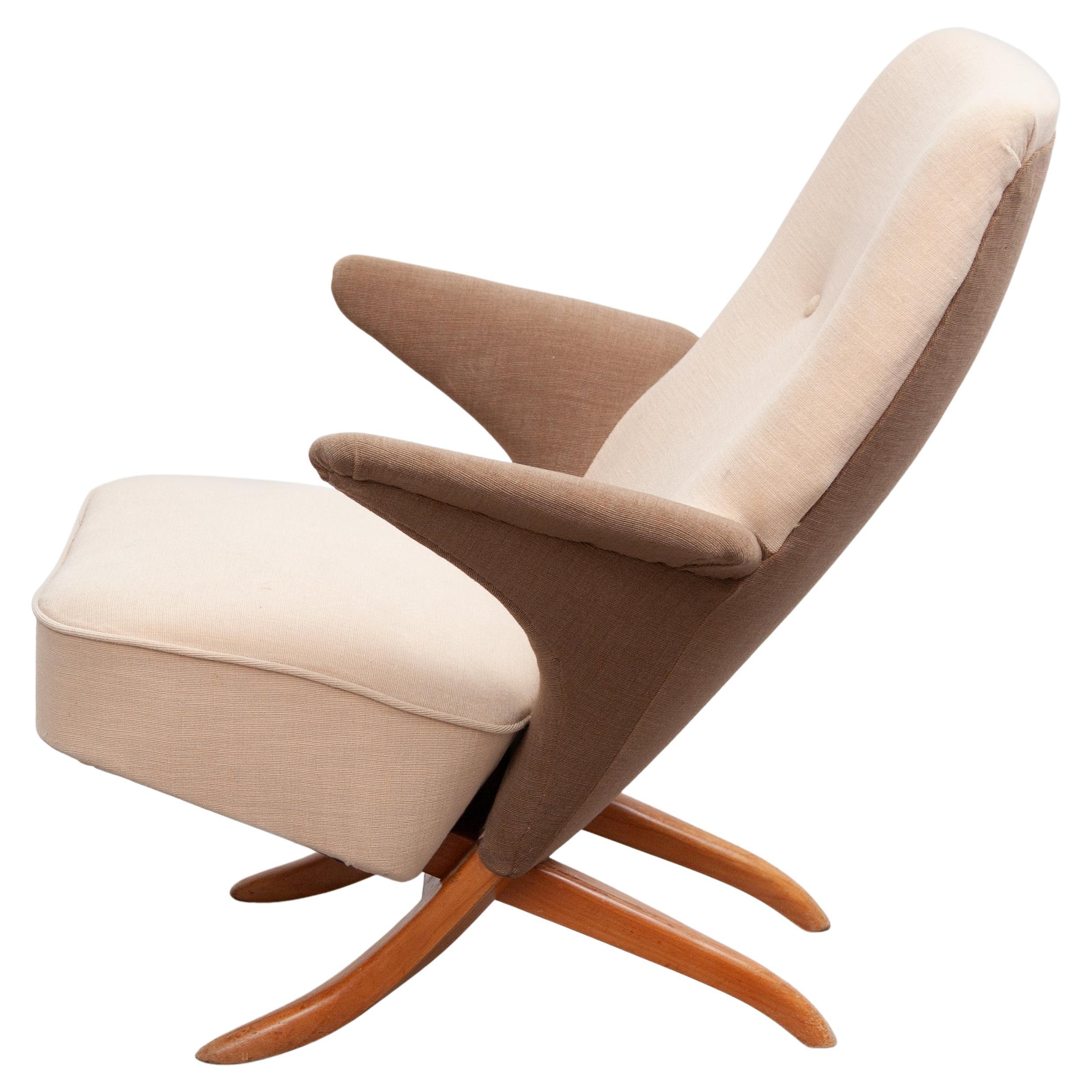 Original Penguin lounge arm-chair designed by Theo Ruth for the Dutch manufacturer Artifort.
This armrest chair is one of the icons of Dutch design from 1957. Comprising two separable parts, the backrest and seat can be assembled at the desired