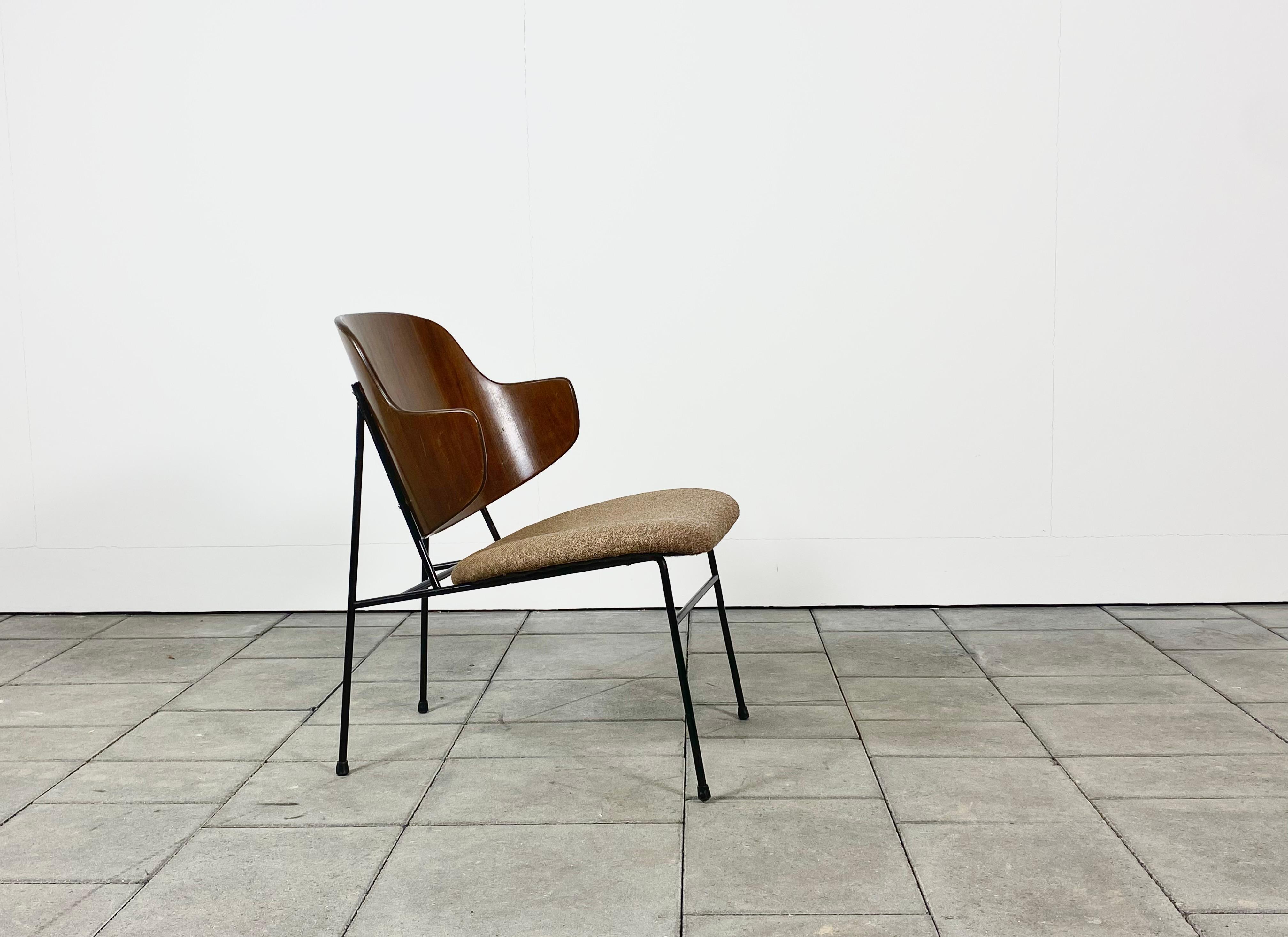 Penguin lounge chair designed by Ib Kofod Larsen in 1953, for Selig.

This editon was produced under license by Selig in the 1960ies in a small series in the US

Characteristic for the penguin lounge chair is it’s low profile and beautiful outline.