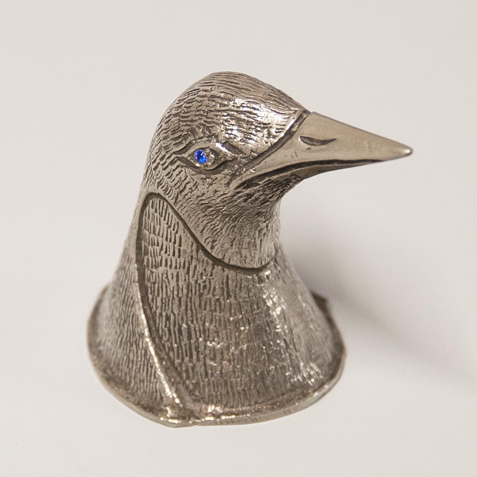 Décapsuleur en argent plaqué Christofle Selection en forme de pingouin avec des yeux en saphir en verre bleu.