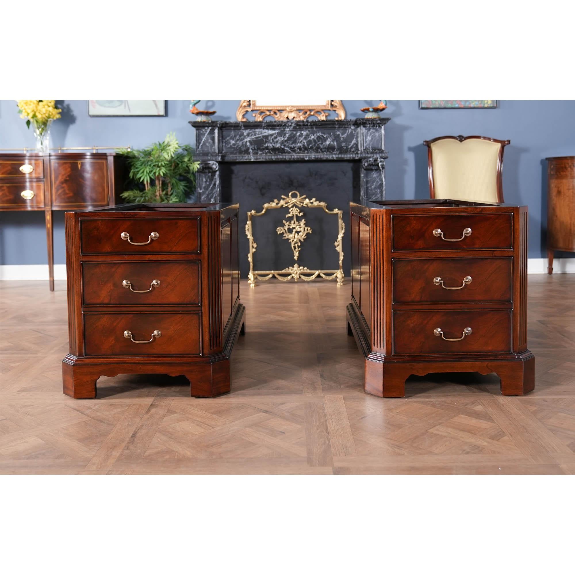 Renaissance Bureau Penhurst en acajou en vente