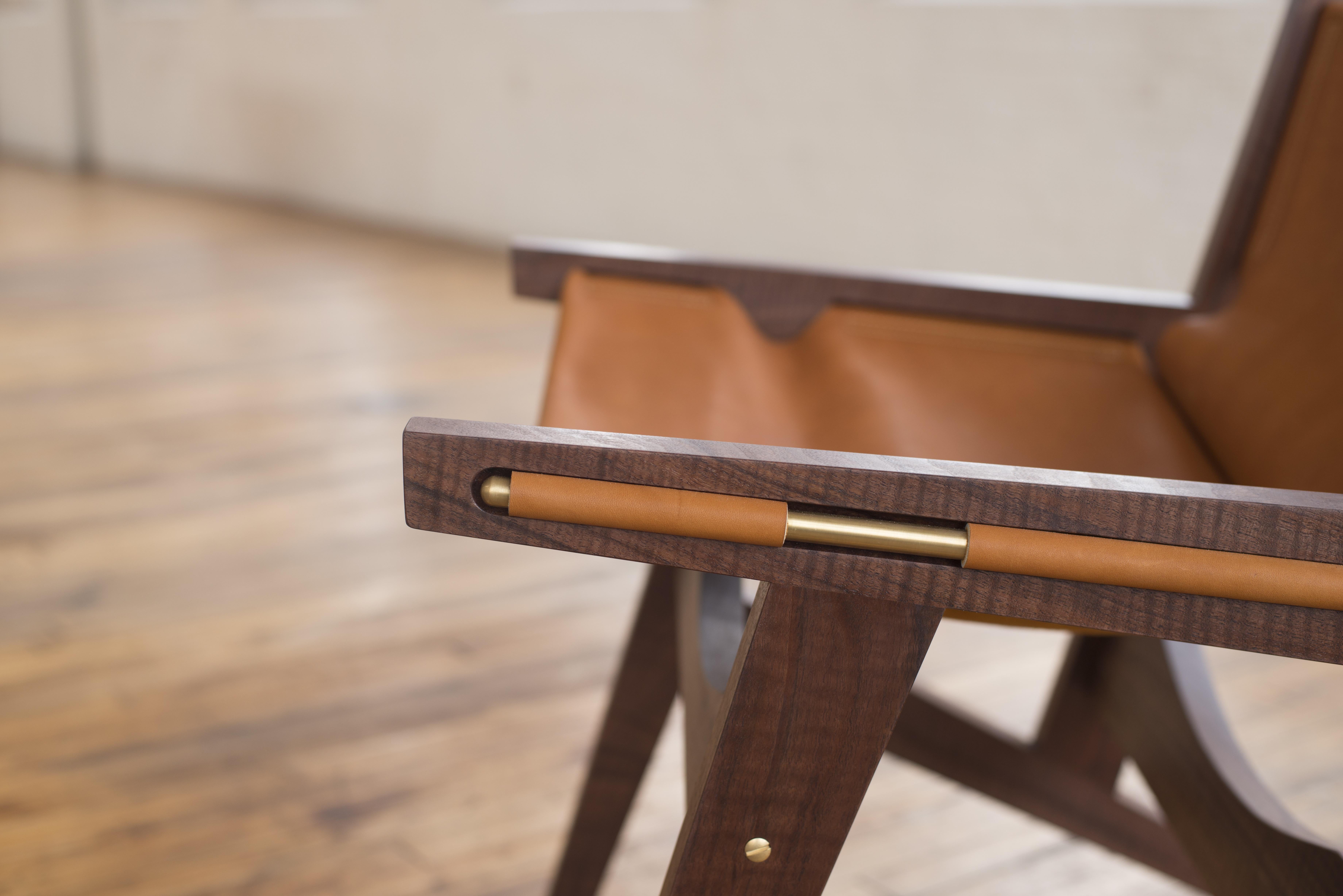 Peninsula Loungesessel, Moderner Sessel aus Holz und Leder mit Messingdetails im Angebot 5