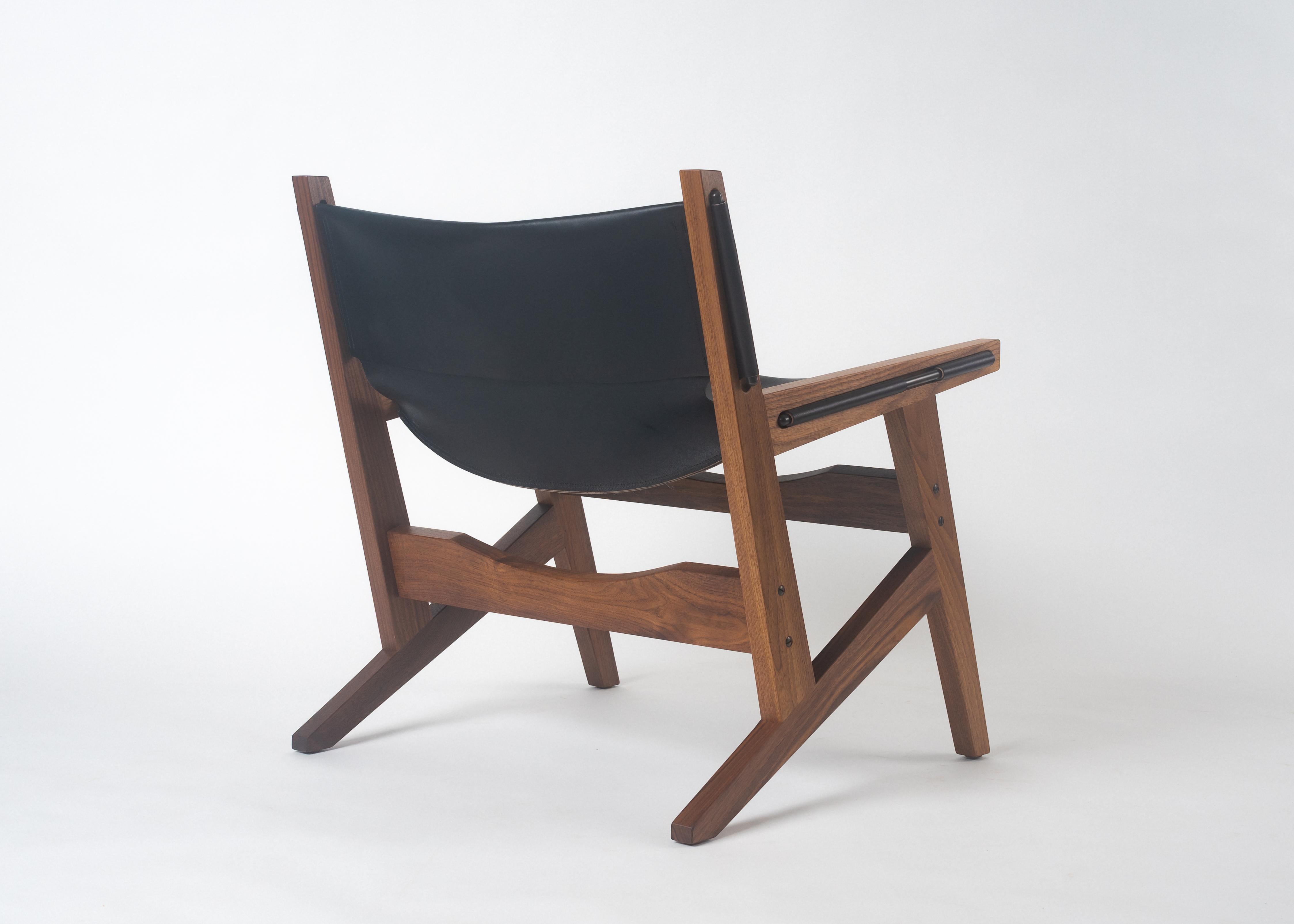 Peninsula Loungesessel, Moderner Sessel aus Holz und Leder mit Messingdetails (amerikanisch) im Angebot