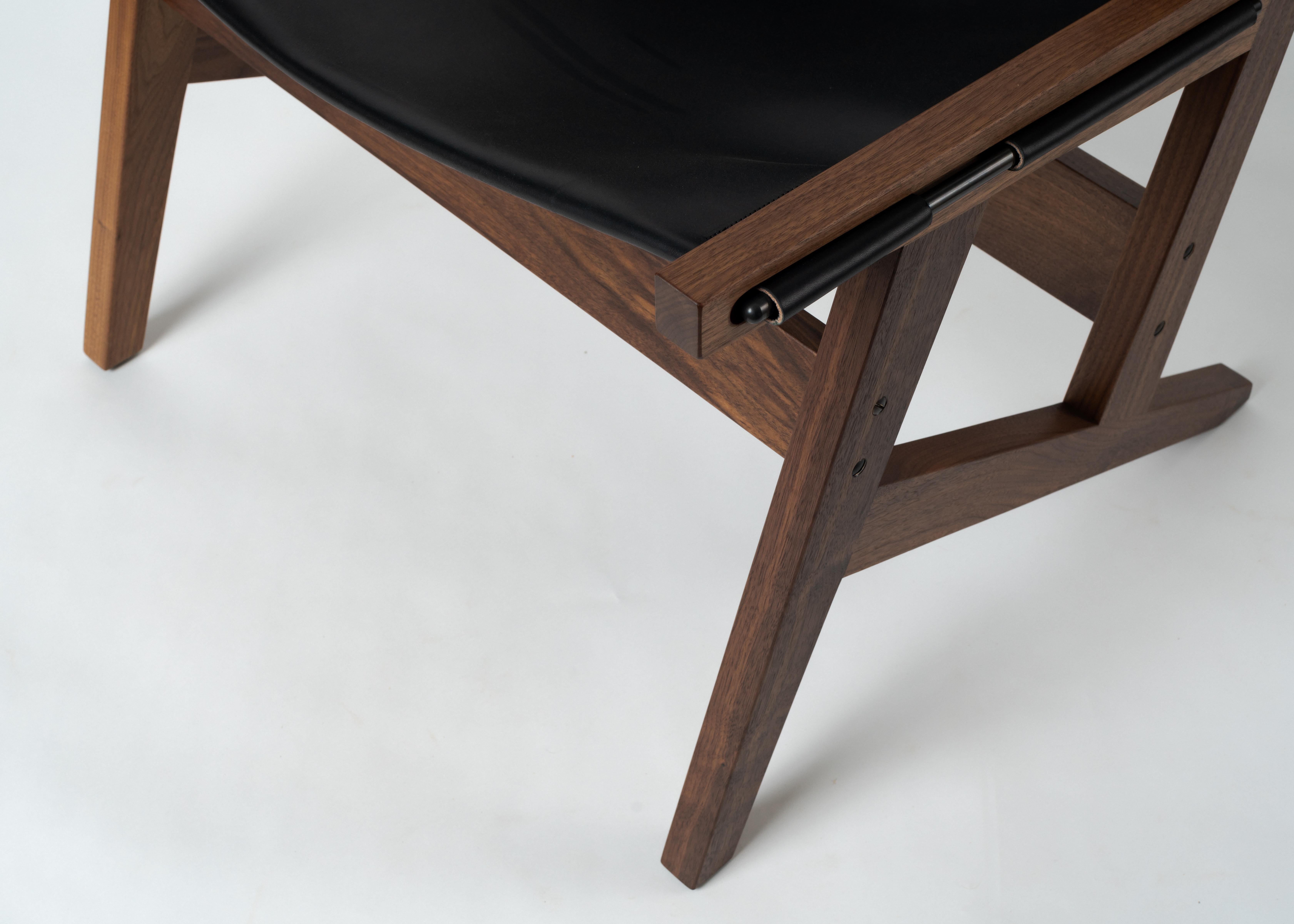 Peninsula Loungesessel, Moderner Sessel aus Holz und Leder mit Messingdetails (Tischlerei) im Angebot