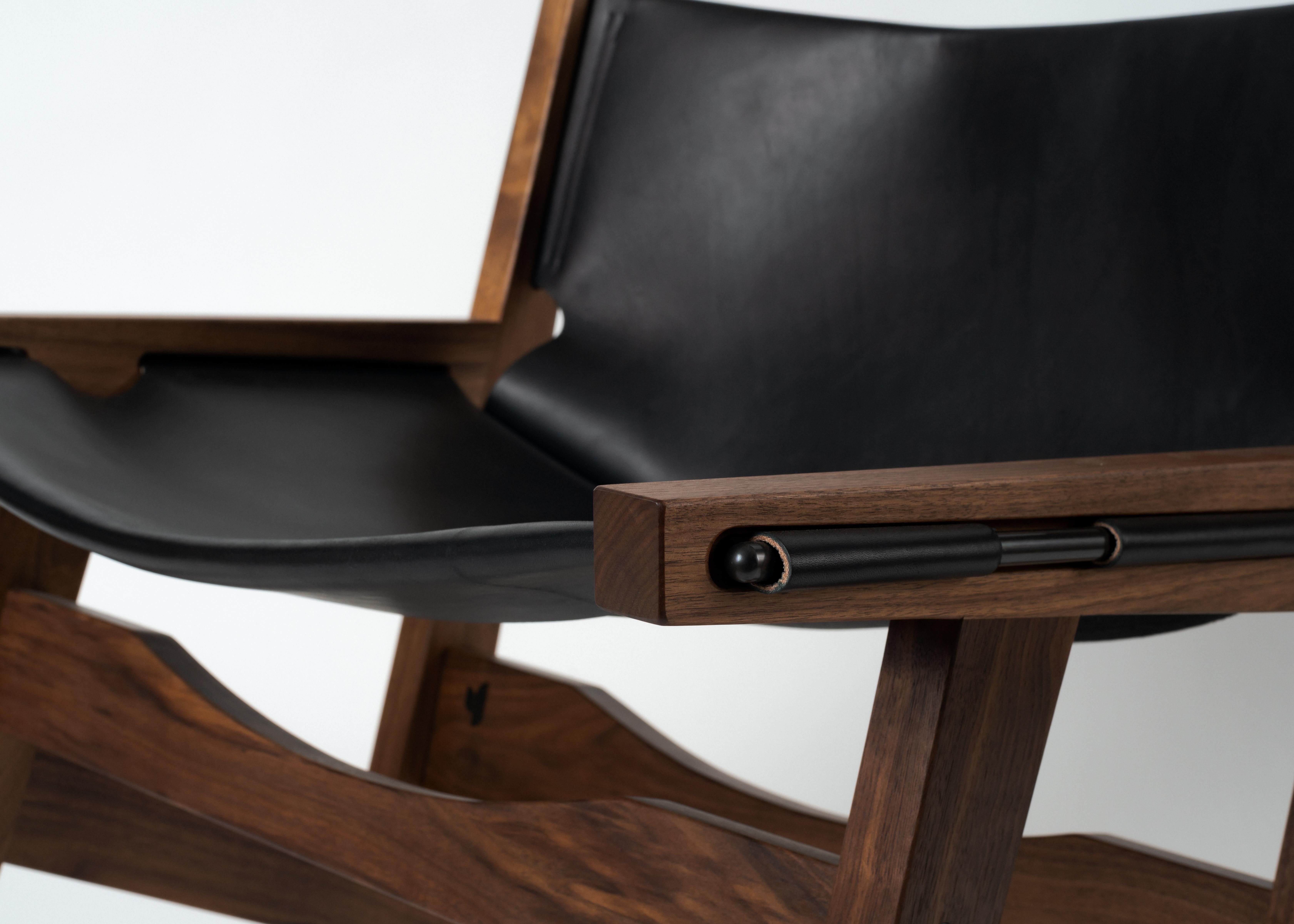 Peninsula Loungesessel, Moderner Sessel aus Holz und Leder mit Messingdetails im Zustand „Neu“ im Angebot in Stevenson, WA