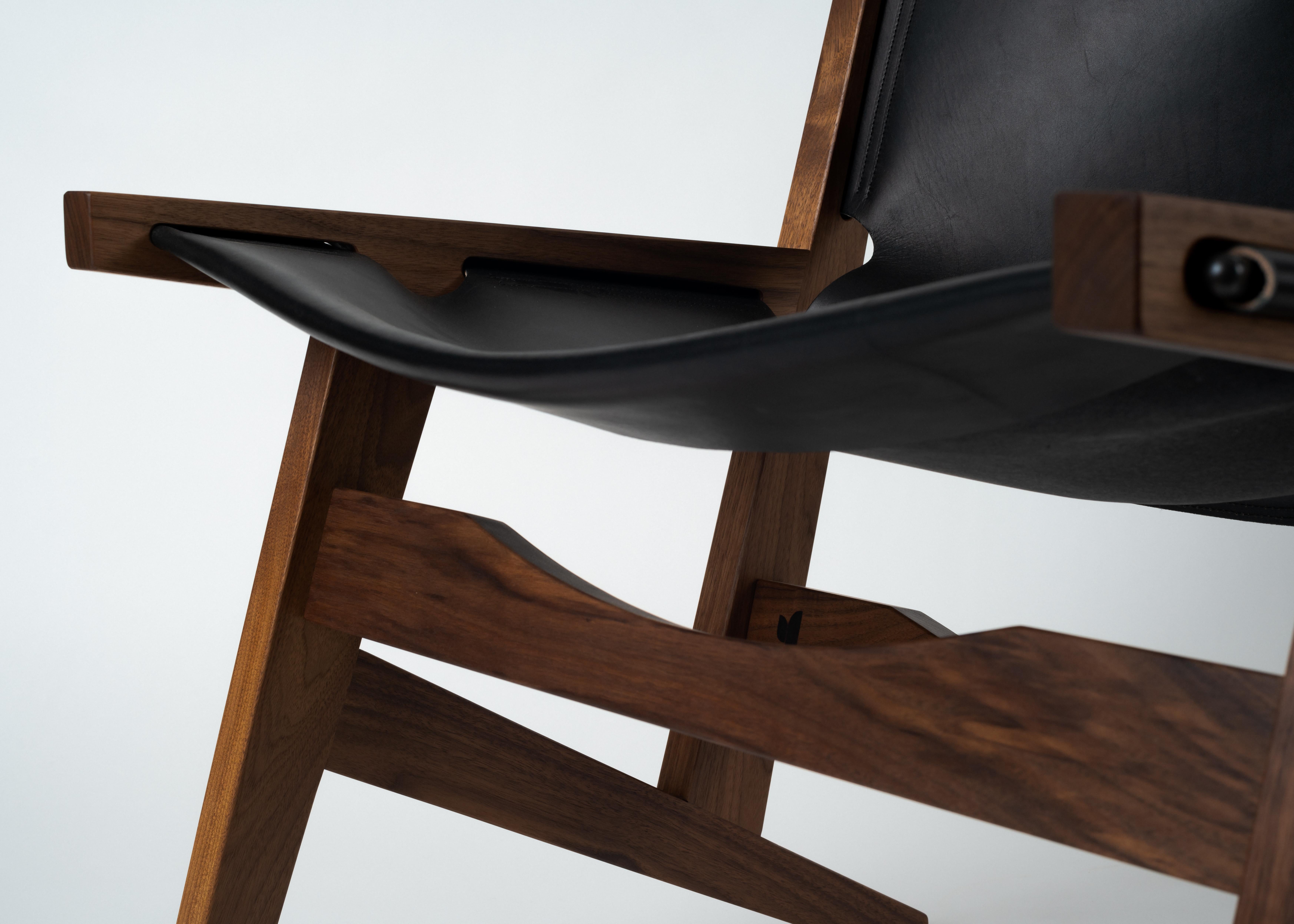 Peninsula Loungesessel, Moderner Sessel aus Holz und Leder mit Messingdetails im Angebot 1