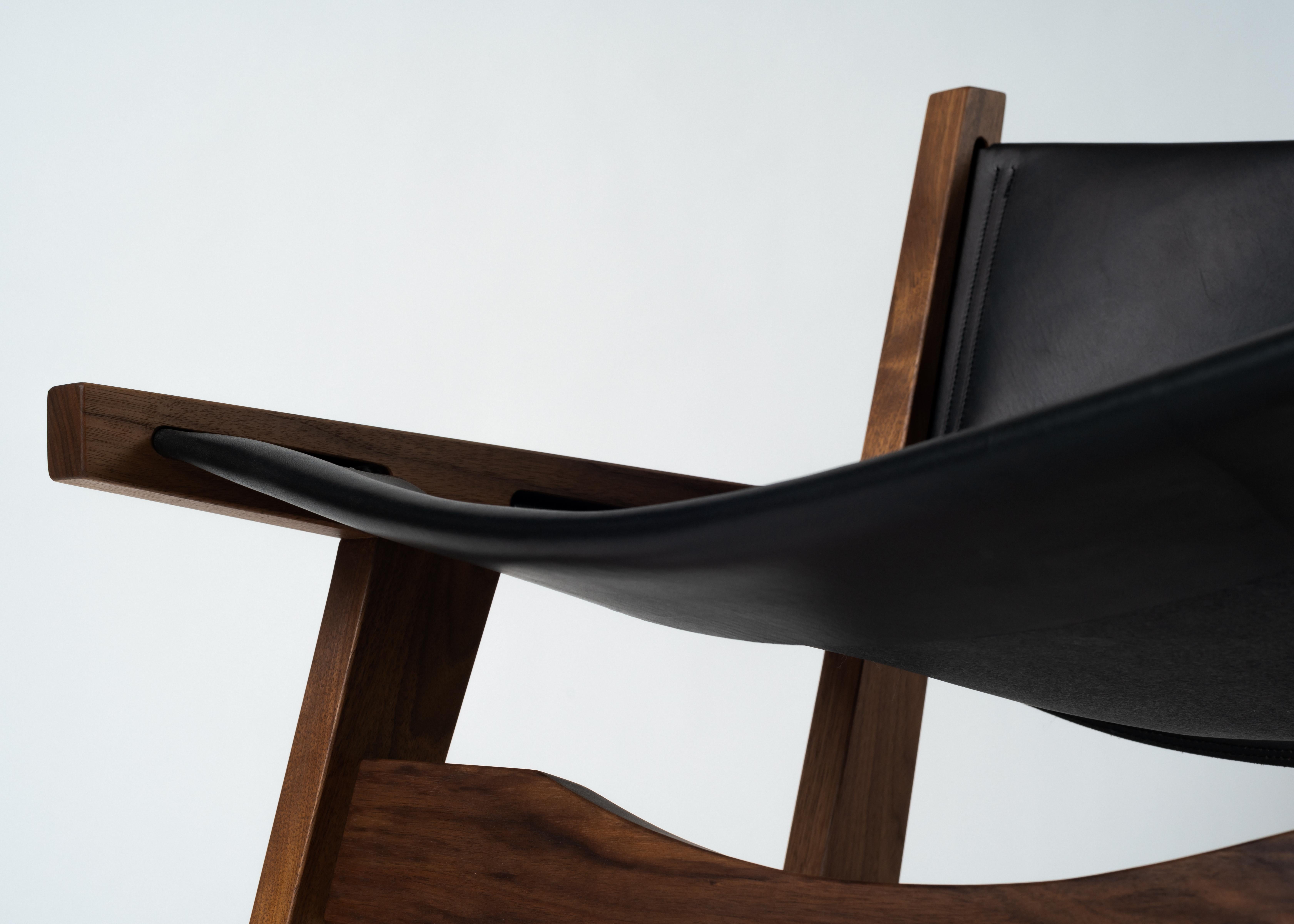 Peninsula Loungesessel, Moderner Sessel aus Holz und Leder mit Messingdetails im Angebot 2