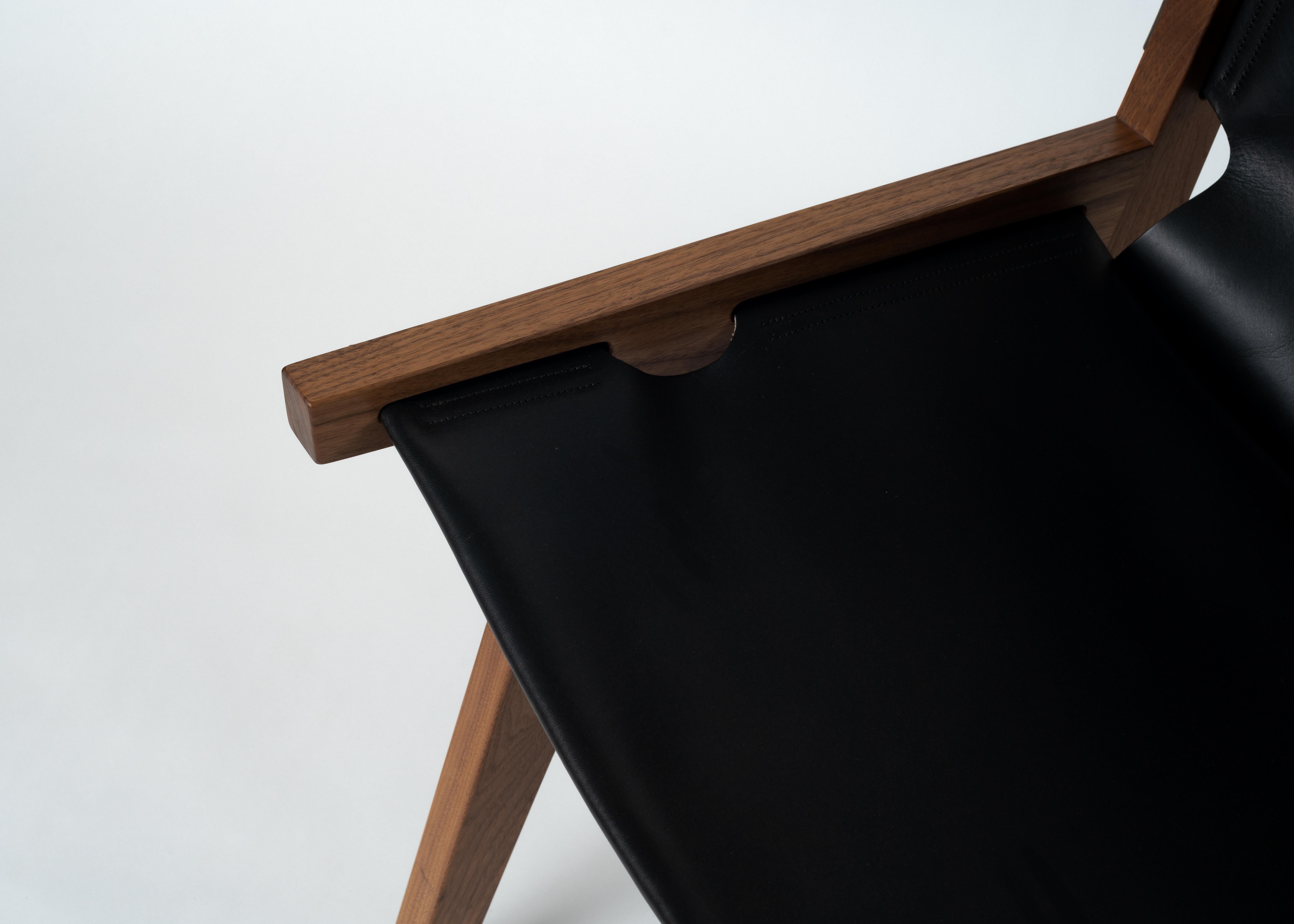Peninsula Loungesessel, Moderner Sessel aus Holz und Leder mit Messingdetails im Angebot 3