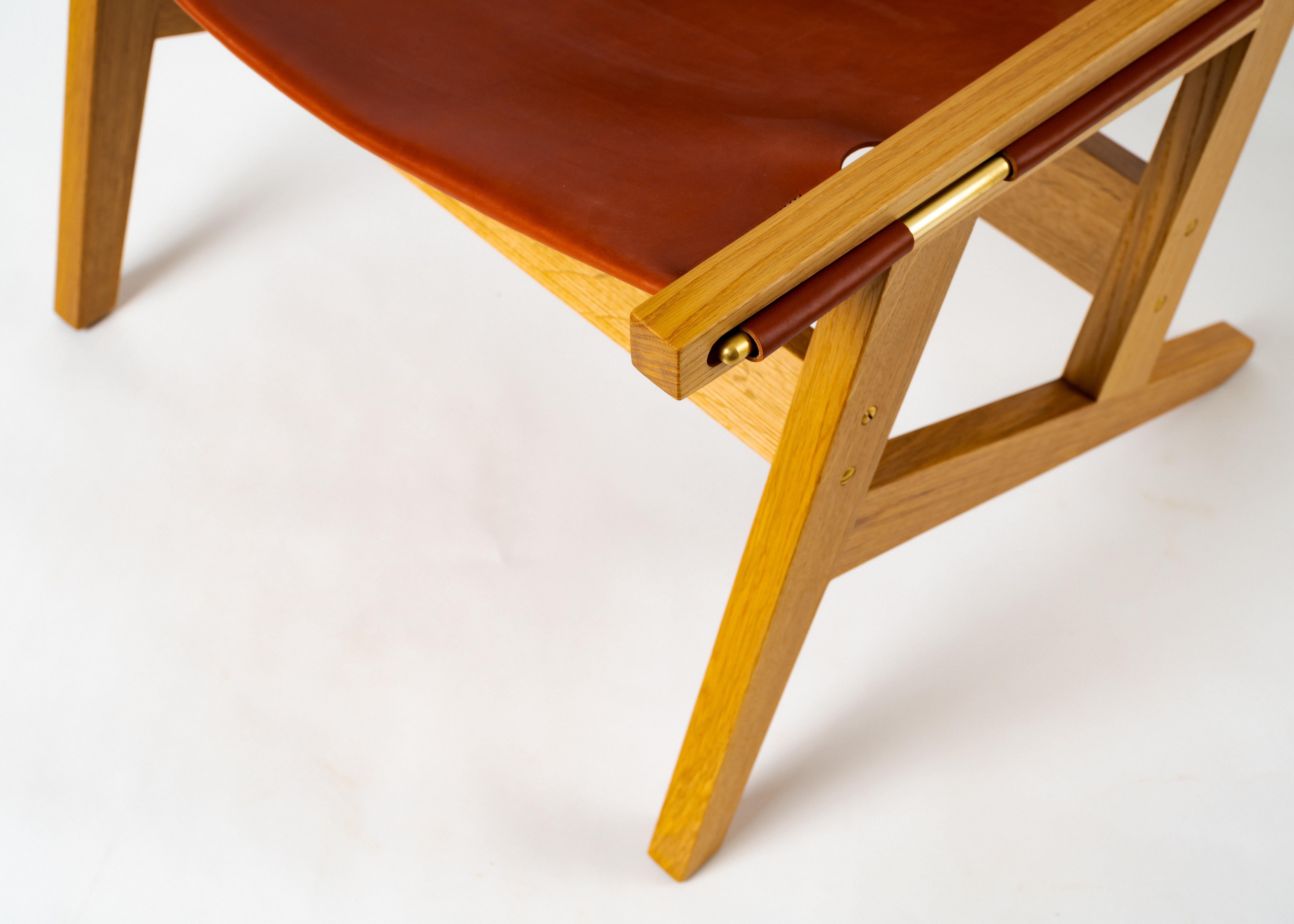 Peninsula-Loungesessel  Moderner Sling Chair aus Holz und Leder mit Messingdetails (Tischlerei) im Angebot