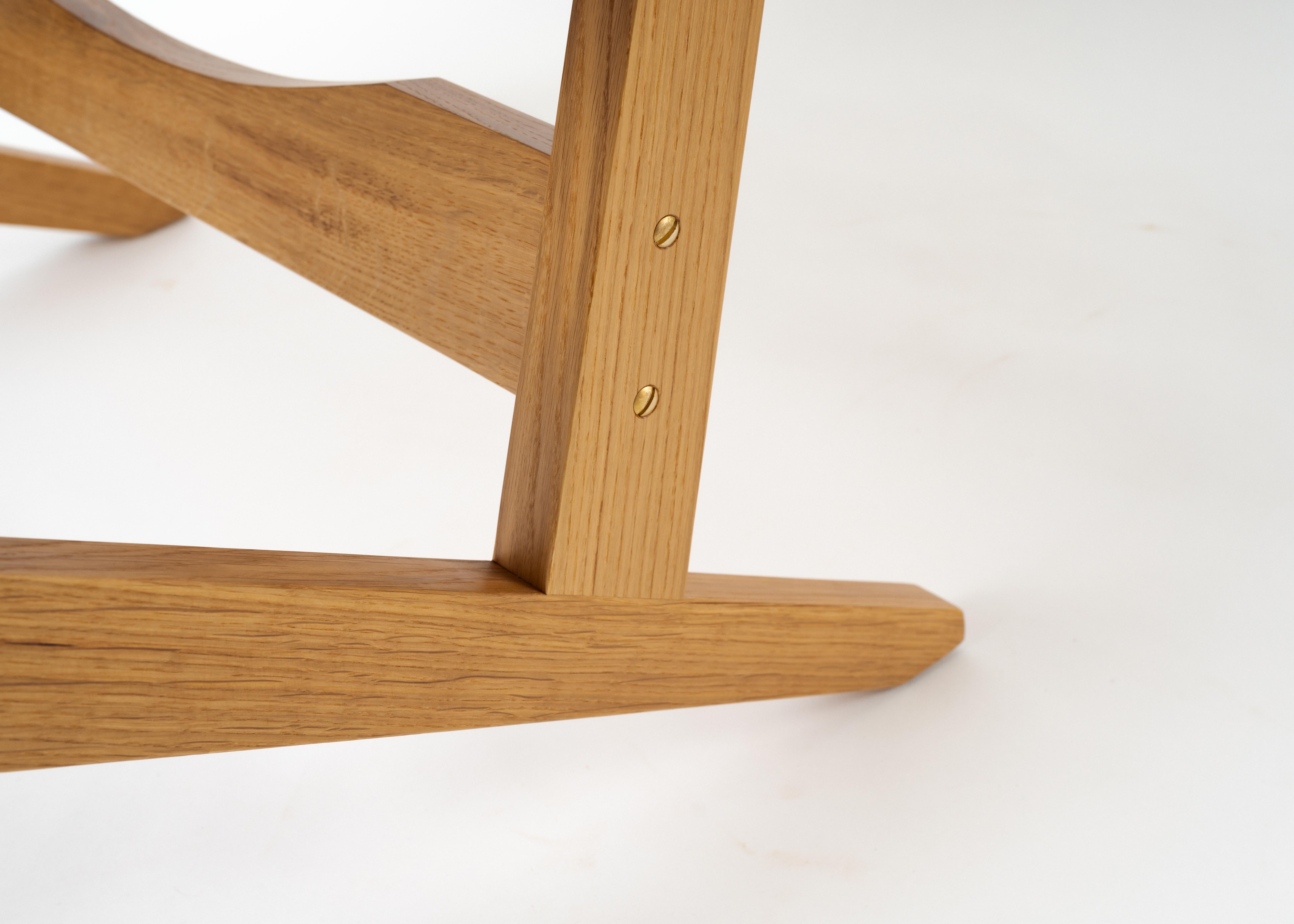 Peninsula-Loungesessel  Moderner Sling Chair aus Holz und Leder mit Messingdetails im Angebot 3