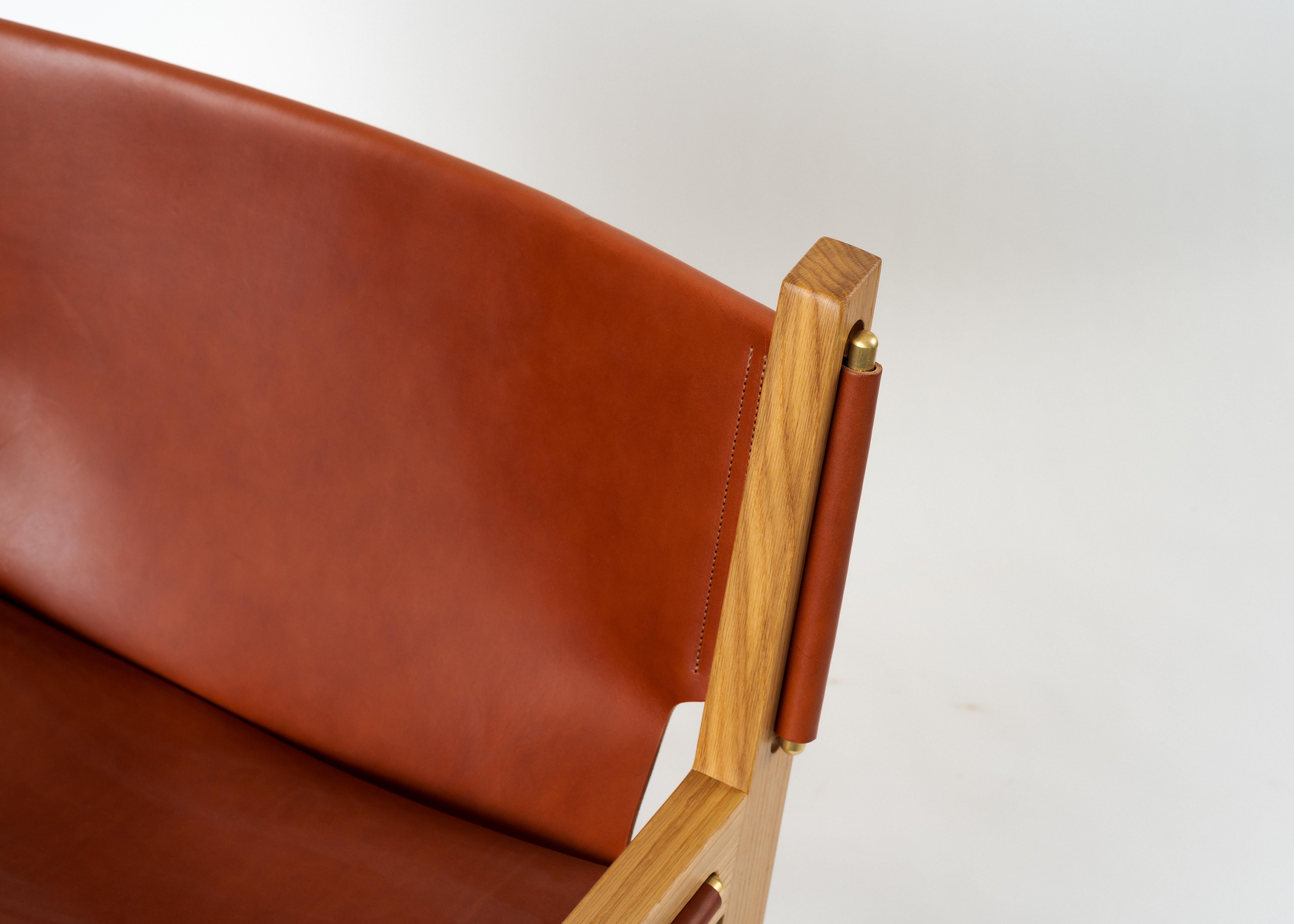 Peninsula-Loungesessel  Moderner Sling Chair aus Holz und Leder mit Messingdetails (21. Jahrhundert und zeitgenössisch) im Angebot