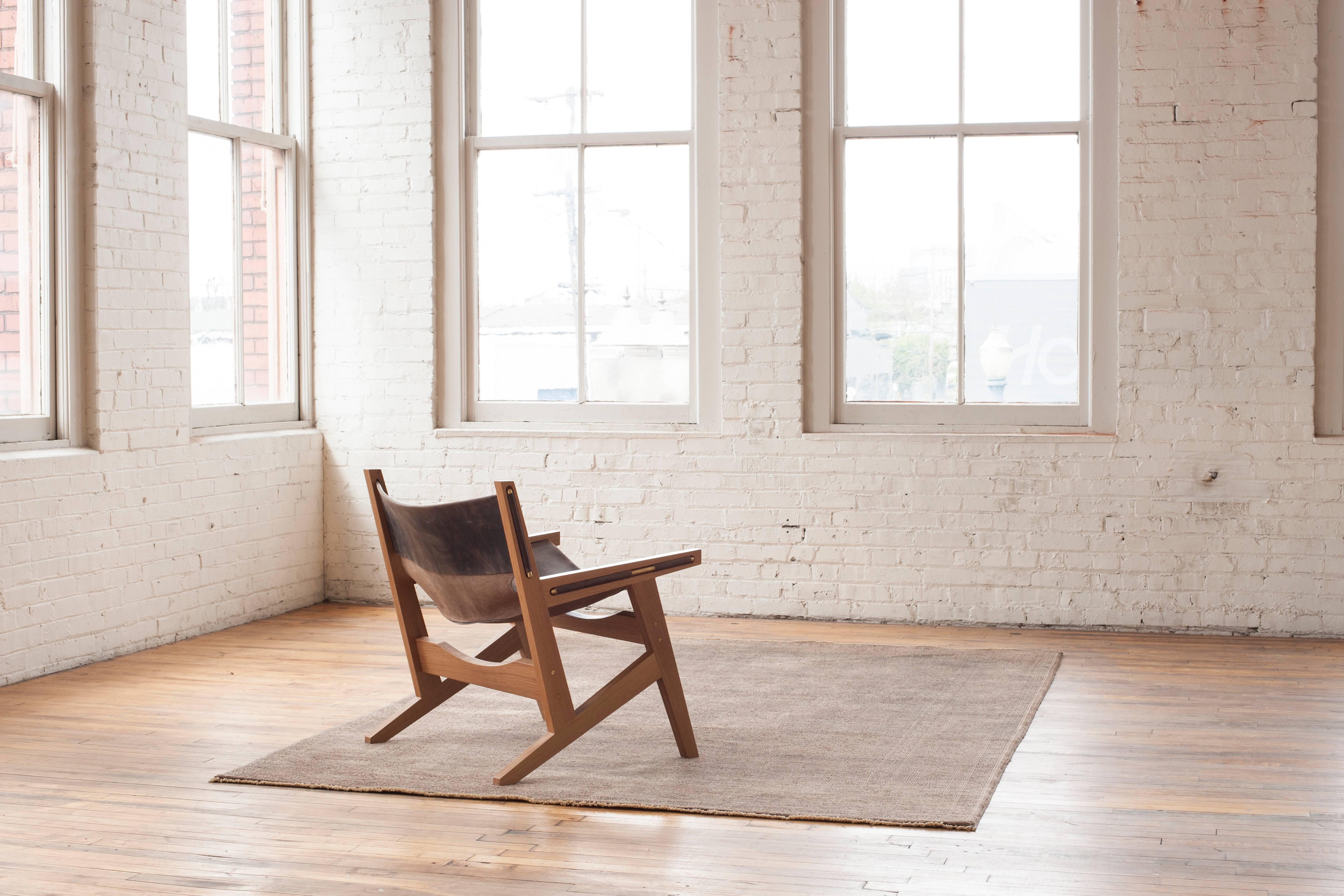 Peninsula Loungesessel, Moderner Sessel aus Holz und Leder mit Messingdetails im Angebot 6