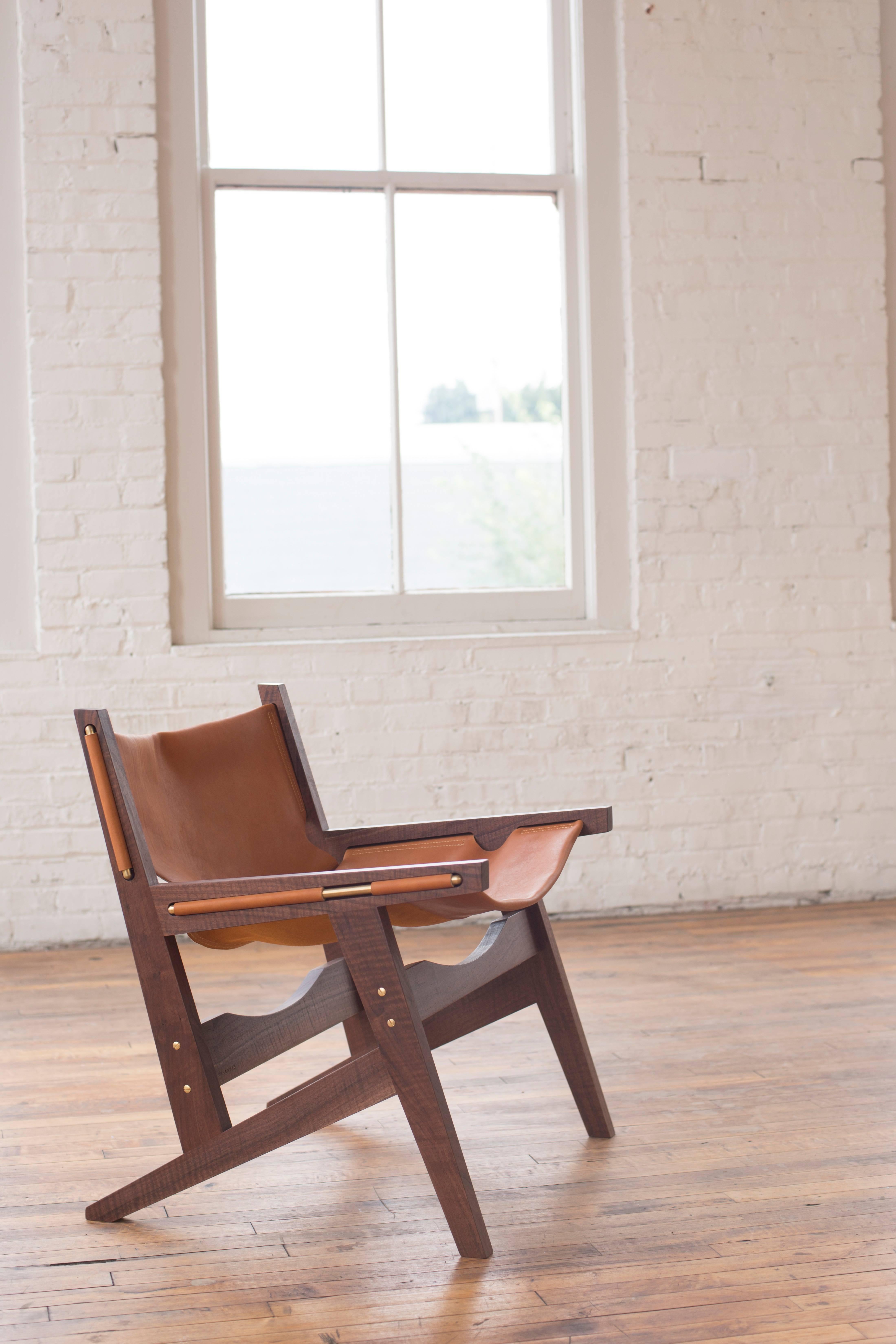Peninsula Loungesessel, Moderner Sessel aus Holz und Leder mit Messingdetails im Angebot 4