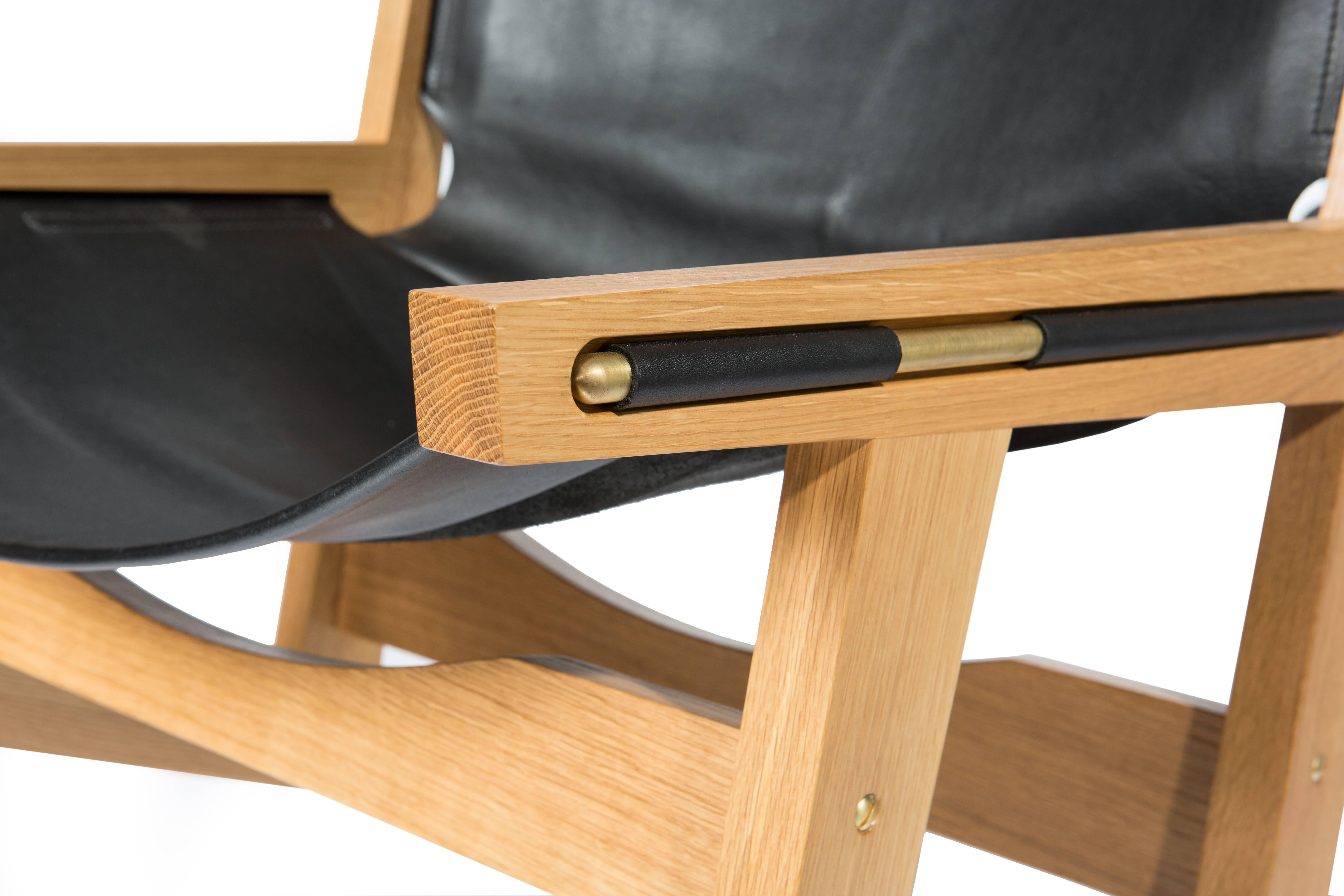 Peninsula-Loungesessel  Moderner Sling Chair aus Holz und Leder mit Messingdetails im Angebot 7