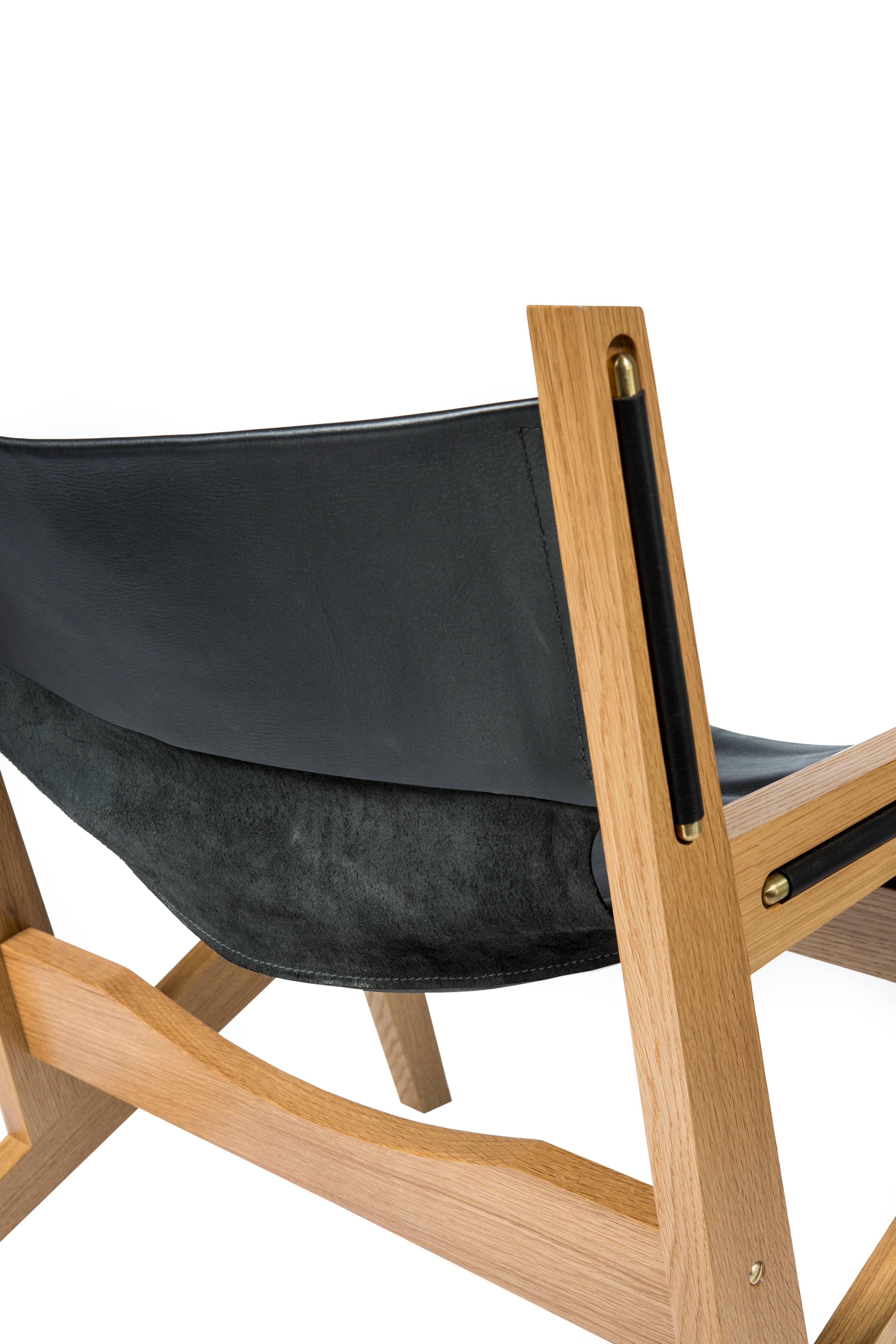 Peninsula-Loungesessel  Moderner Sling Chair aus Holz und Leder mit Messingdetails im Angebot 6