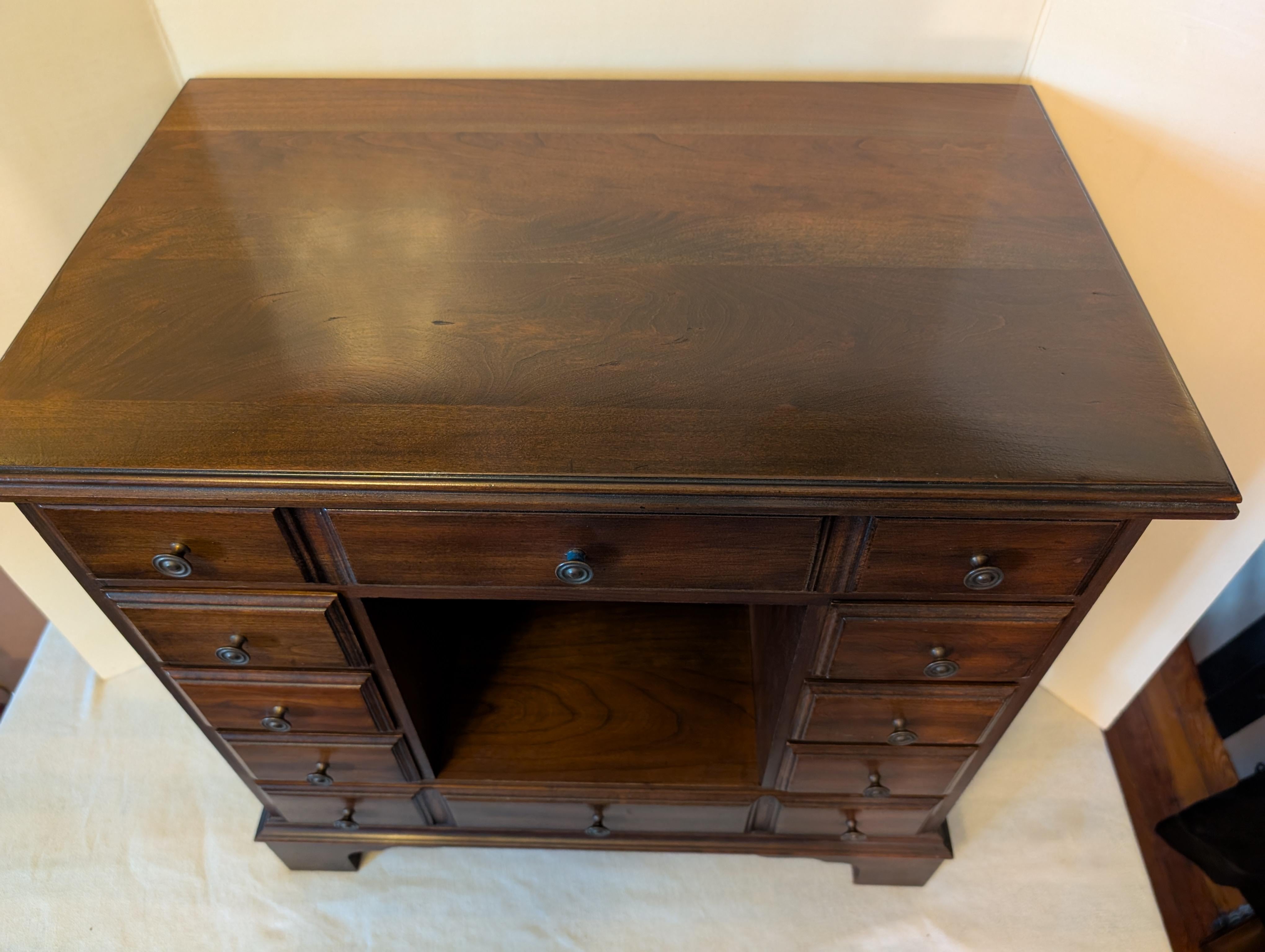 Américain Penn House table d'appoint/commode à épices en cerisier teinté foncé en vente