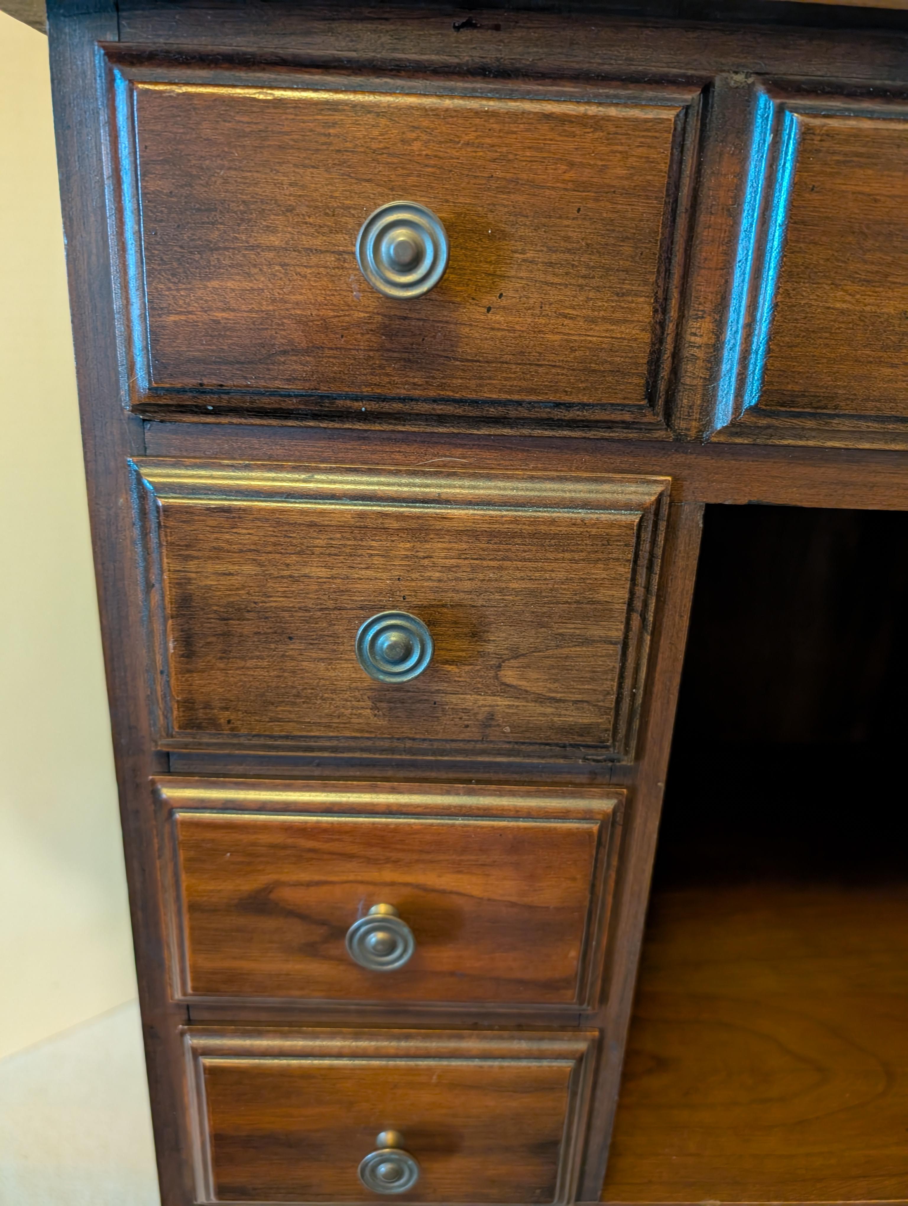 Penn House table d'appoint/commode à épices en cerisier teint�é foncé Bon état - En vente à Cincinnati, OH