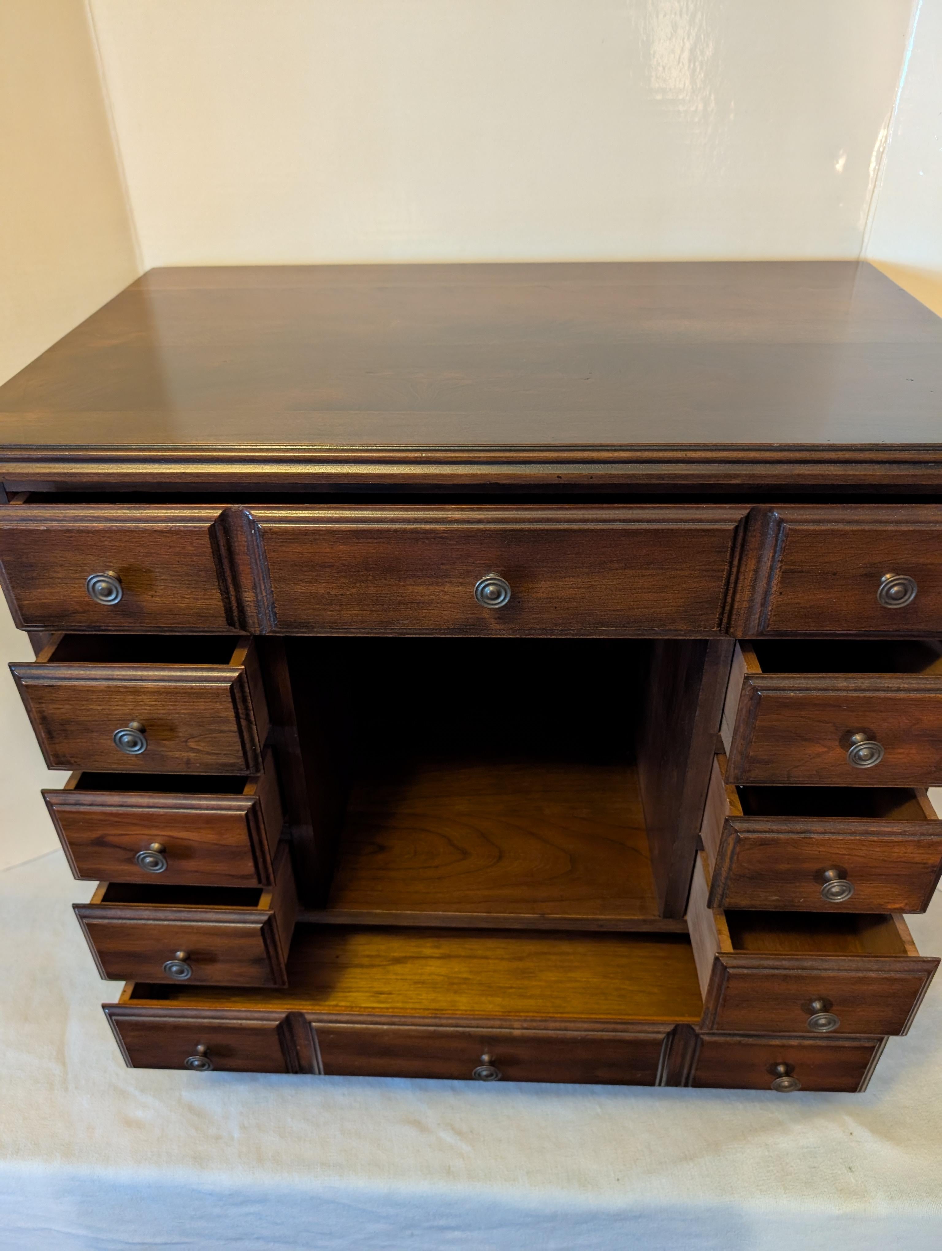 Cerise Penn House table d'appoint/commode à épices en cerisier teinté foncé en vente