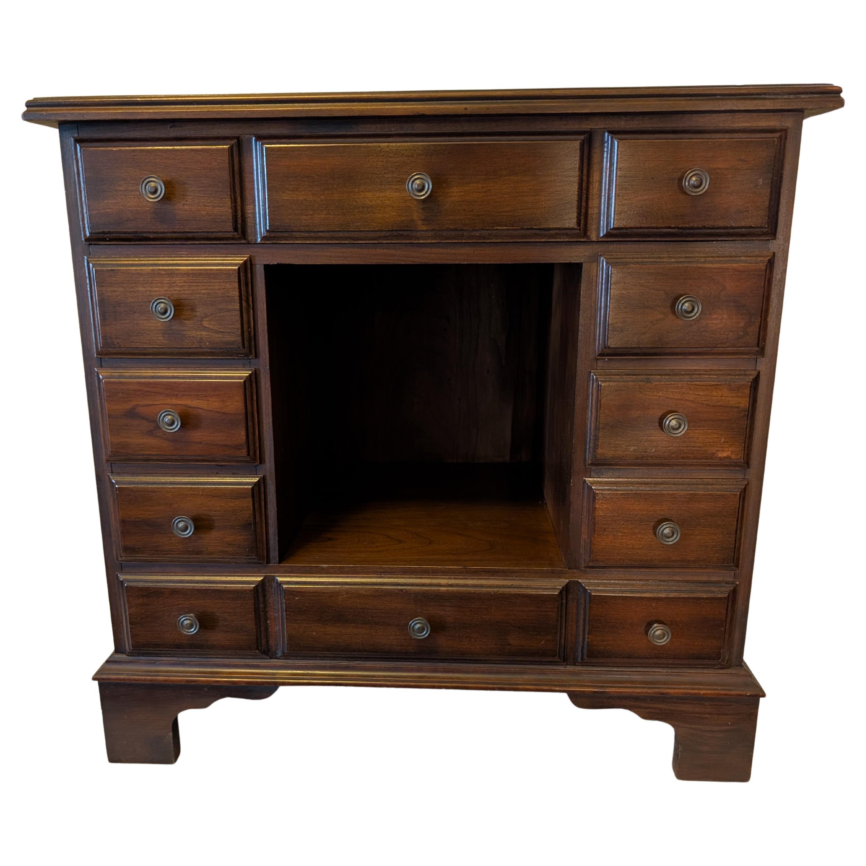 Penn House table d
appoint/commode à épices en cerisier teinté foncé en vente