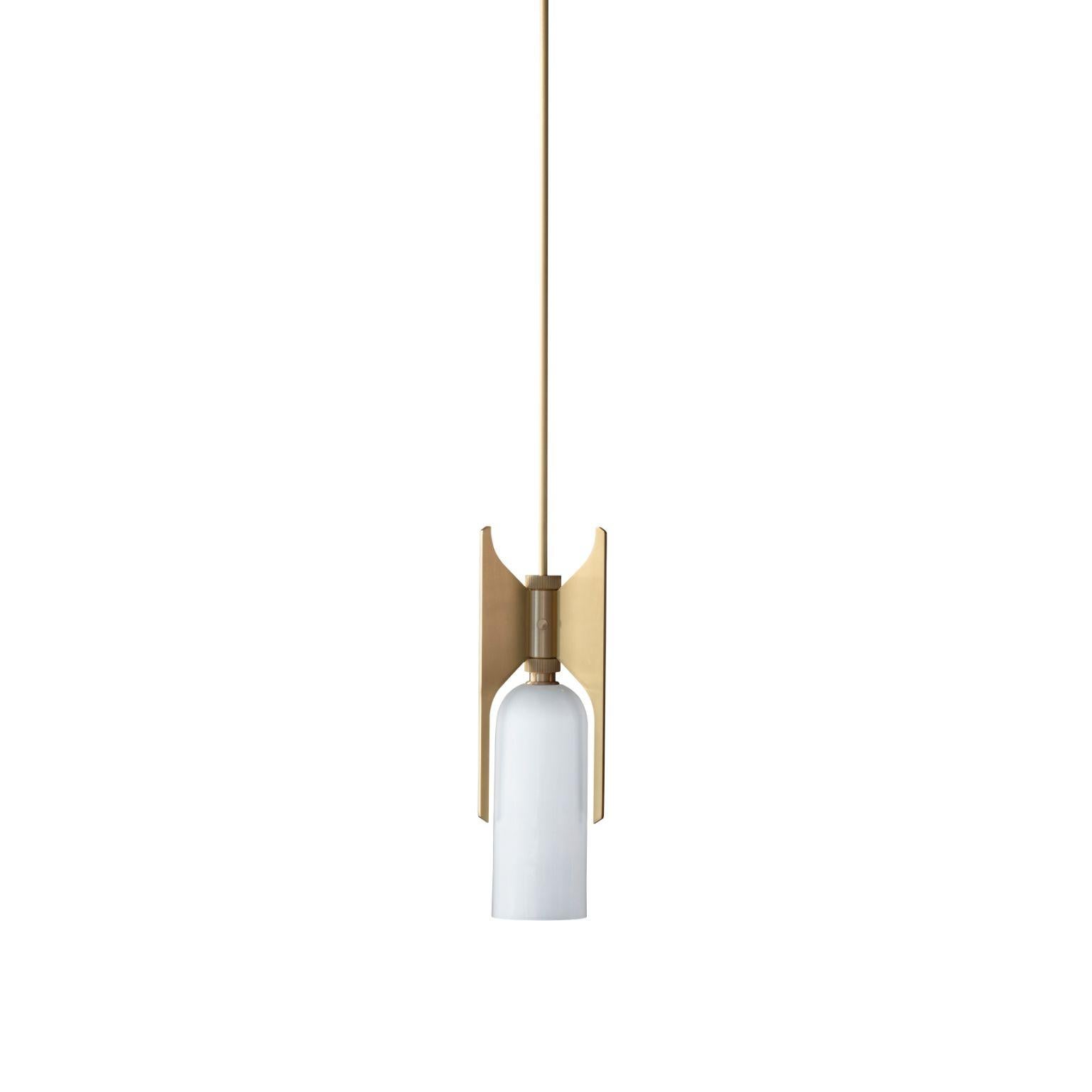 Lampada a sospensione Pennon - ottone di Bert Frank
Dimensioni: 42 (solo la lampada) x 13,9 x 15,7 cm
Materiali: Ottone, Cina d'osso

Quando Adam Yeats e Robbie Llewellyn hanno fondato Bert Frank nel 2013, si è trattato di un incontro di menti e