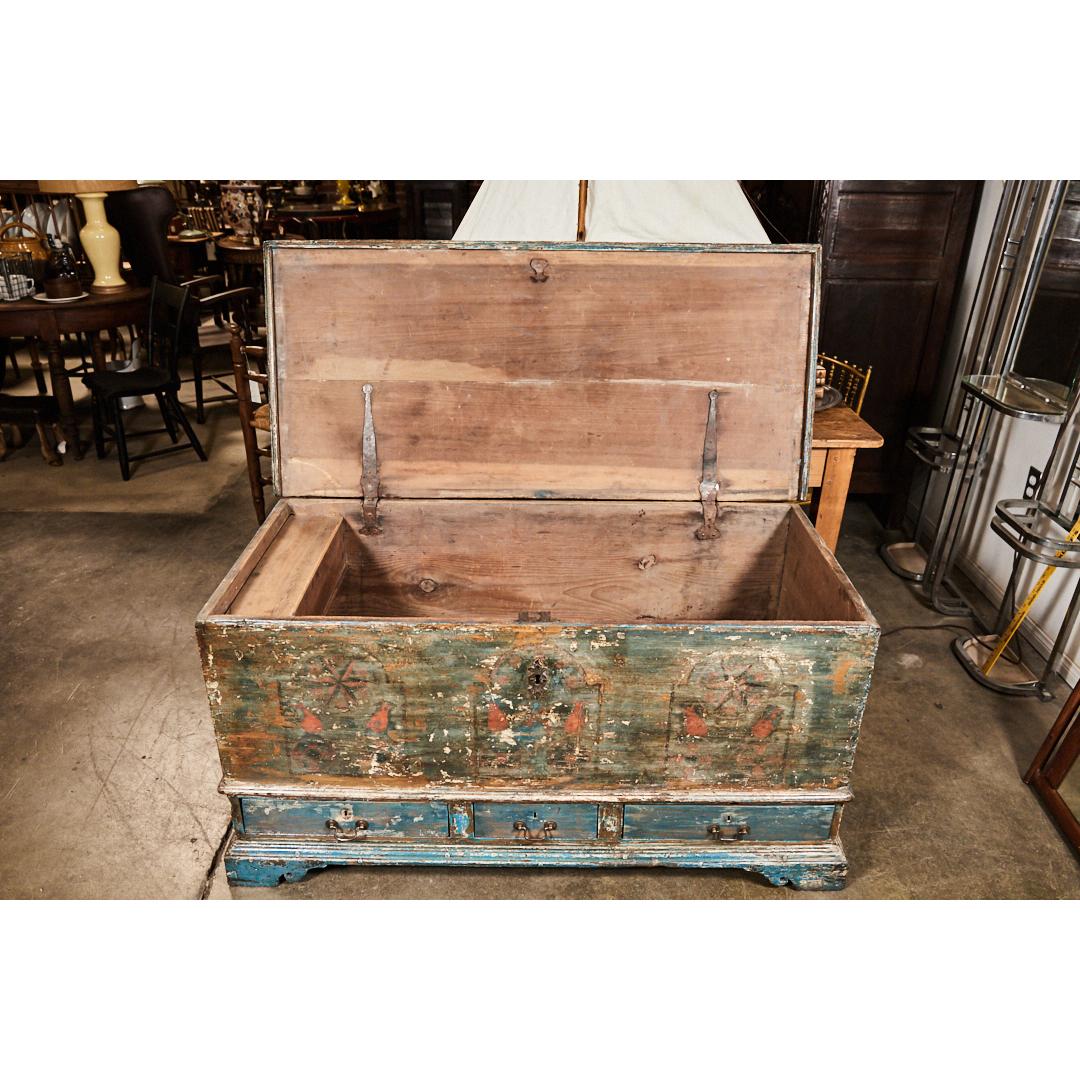 Pennsylvania Blanket Box/ Dowry Chest In Distressed Condition For Sale In Culver City, CA