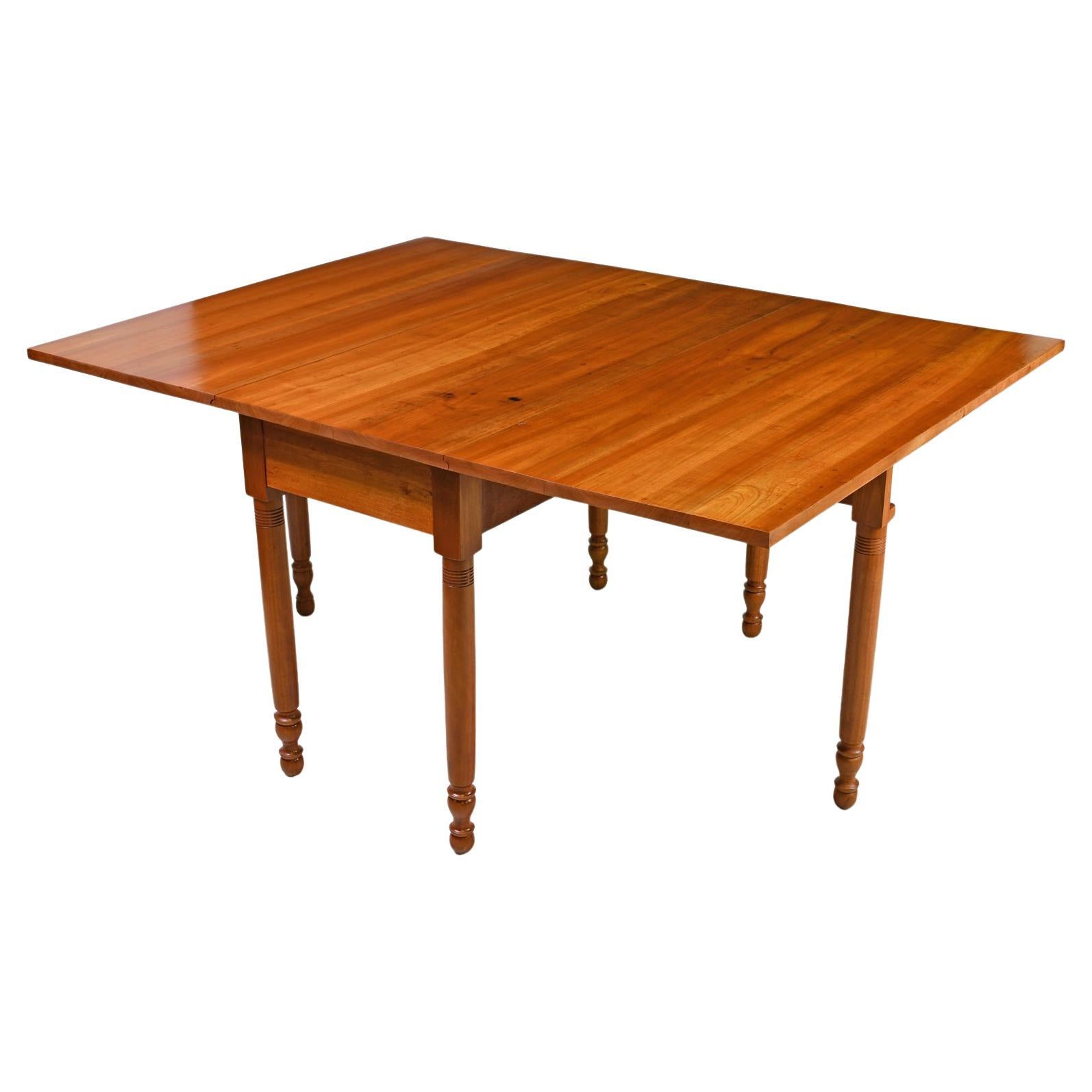 American Pennsylvania Gate-Leg Drop-Leaf Sheraton Dining Table in Cherry Wood, circa 1830 For Sale