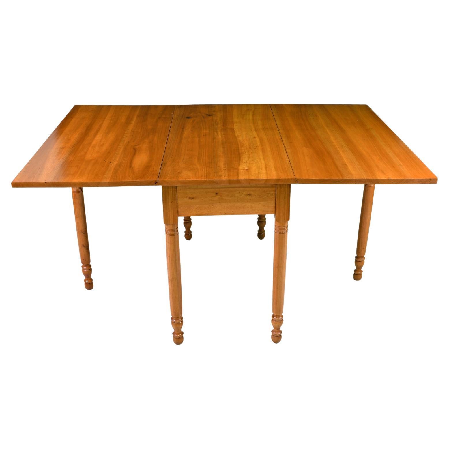 Hand-Crafted Pennsylvania Gate-Leg Drop-Leaf Sheraton Dining Table in Cherry Wood, circa 1830 For Sale