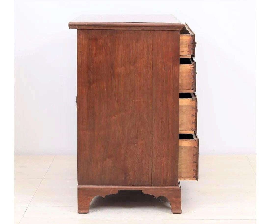 A Pennsylvania Hepplewhite chest of drawers in walnut, circa 1800 with 4 graduated drawers, brass drawer pulls and escutcheons, all on French 