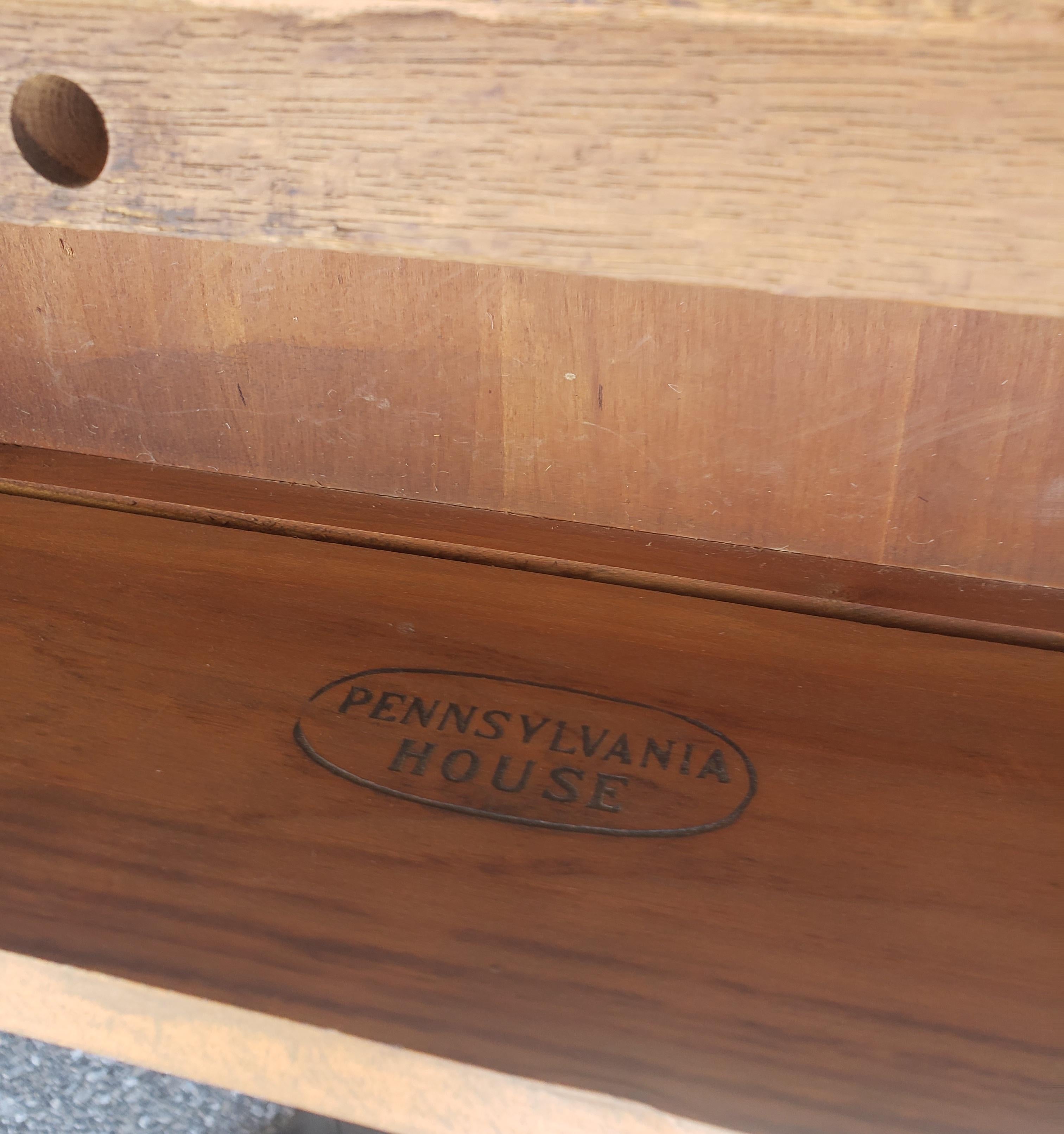Amerikanischer klassischer ausziehbarer Esstisch aus Kirschbaumholz mit Pads, Pennsylvania House im Angebot 4