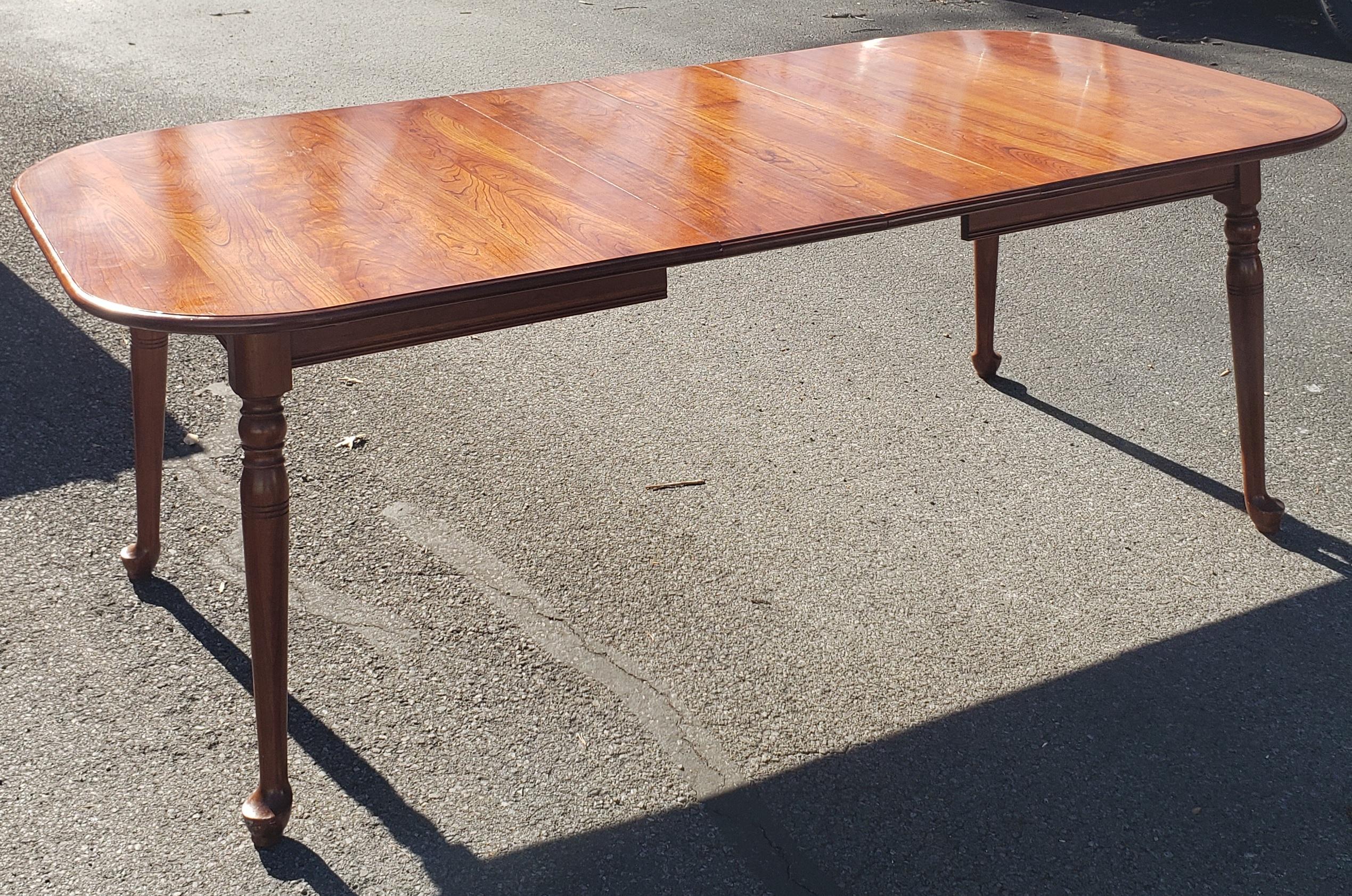 Varnished Pennsylvania House American Classical Cherry Extention Dining Table with Pads For Sale