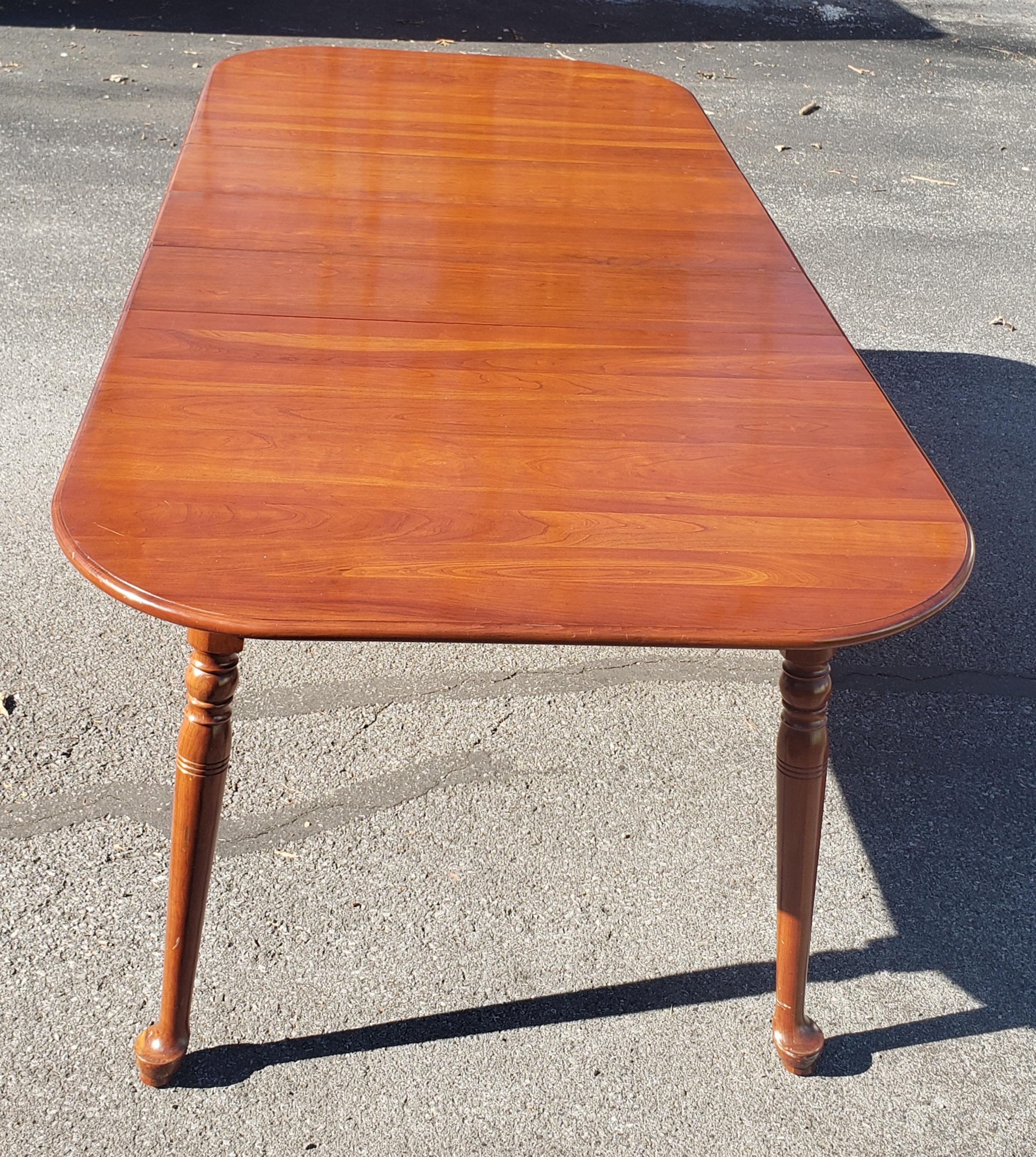 Pennsylvania House American Classical Cherry Extention Dining Table with Pads In Good Condition For Sale In Germantown, MD