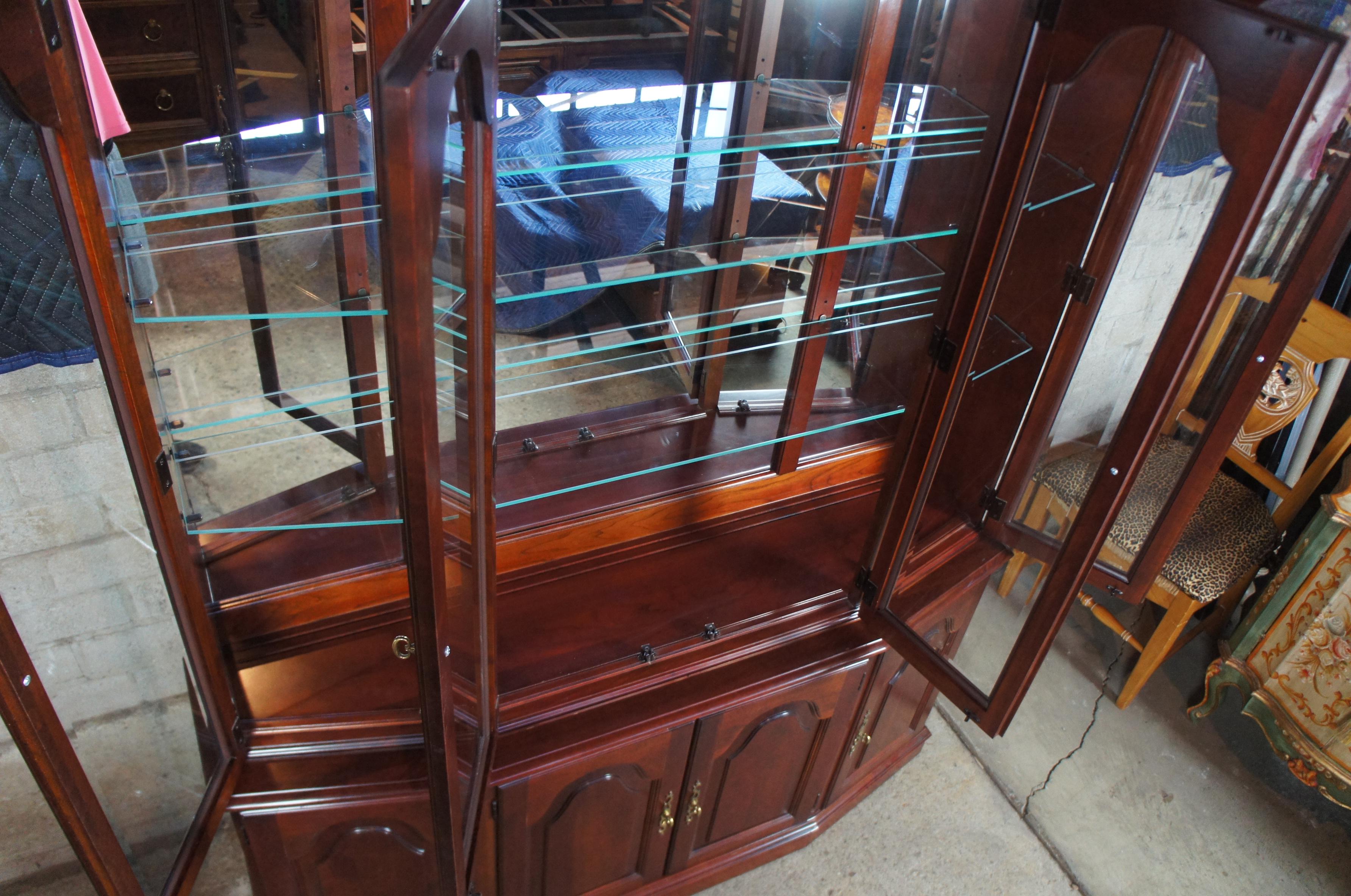 Pennsylvania House Cherry Queen Anne Breakfront China Display Cabinet In Good Condition In Dayton, OH