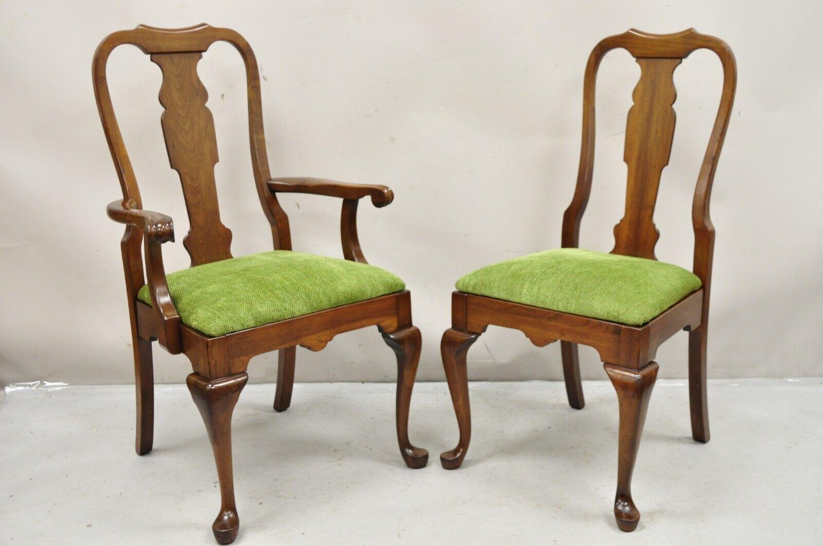 Pennsylvania House Cherry Wood Queen Anne Style T-Back Dining Chairs - Set of 8. Item feartures (2) Armchairs (6) side chairs, solid cherry wood frames, Queen Anne legs, original stamp, quality American  l'artisanat. Milieu et fin du 20e