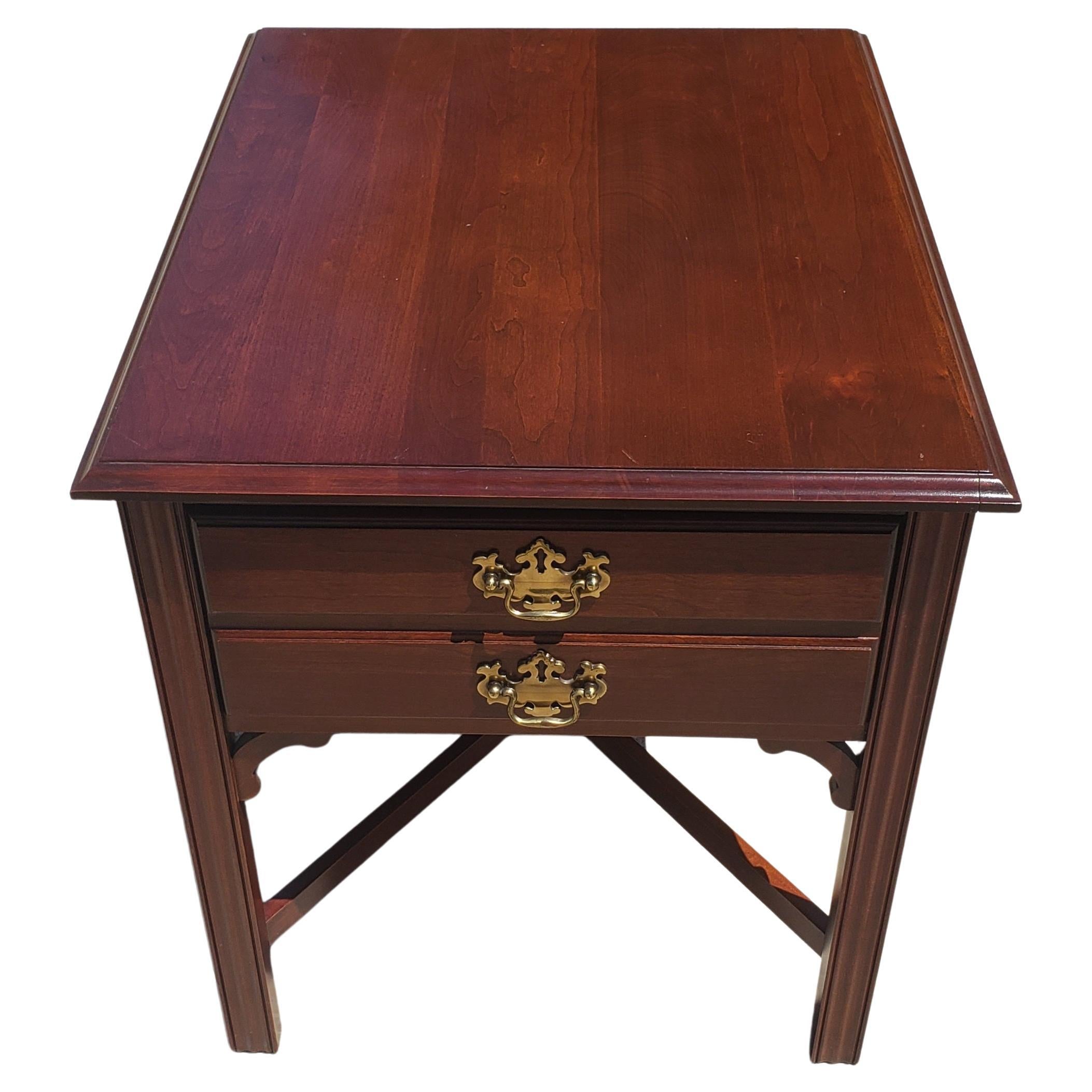 Belle table d'appoint Chippendale de Pennsylvania House en bois de cerisier massif. 
Il comporte un grand et profond tiroir à queue d'aronde avec deux poignées Chippendale en laiton. 
Bon état vintage. Mesures 22 