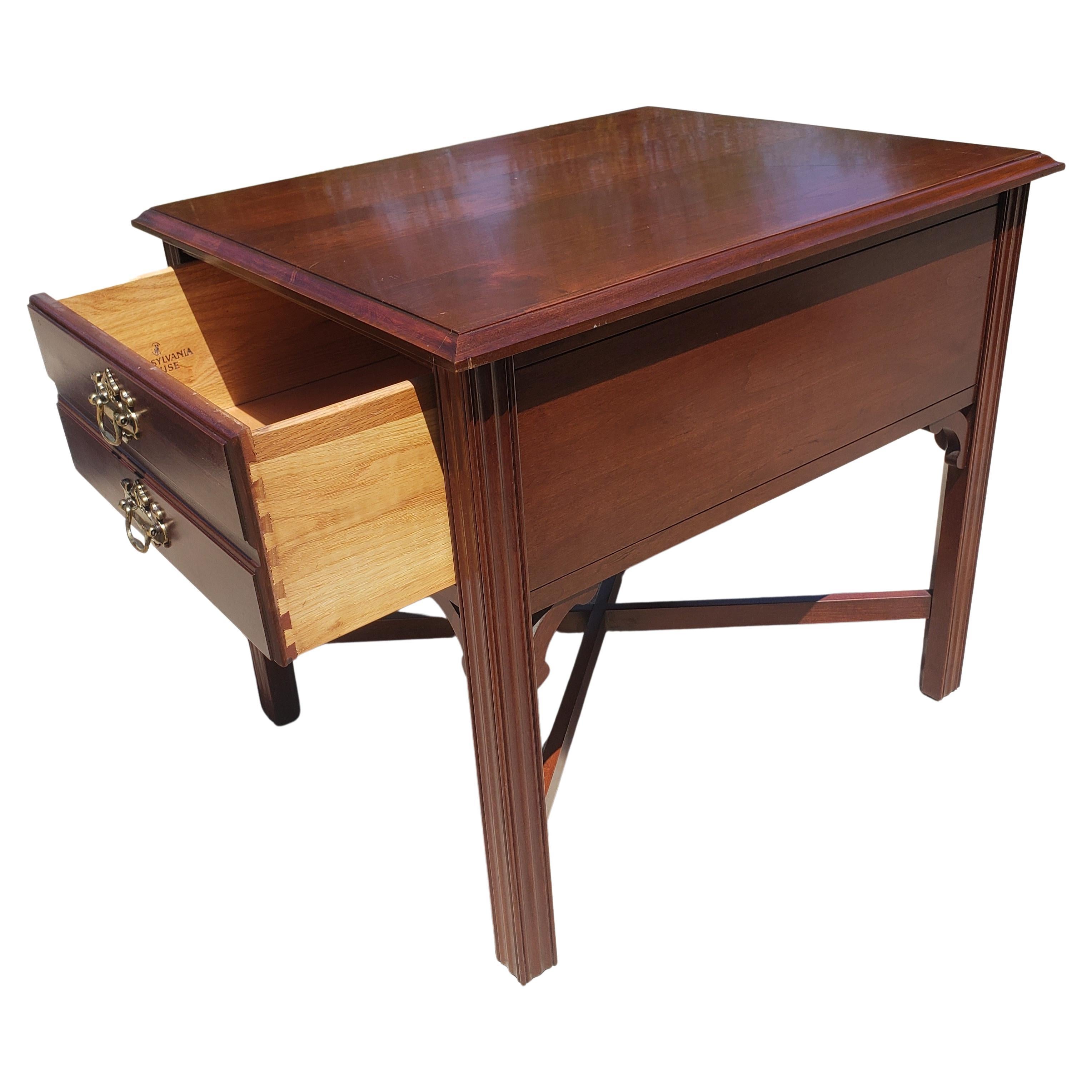 Laiton Table d'appoint en cerisier massif de la Pennsylvania House Chippendale en vente