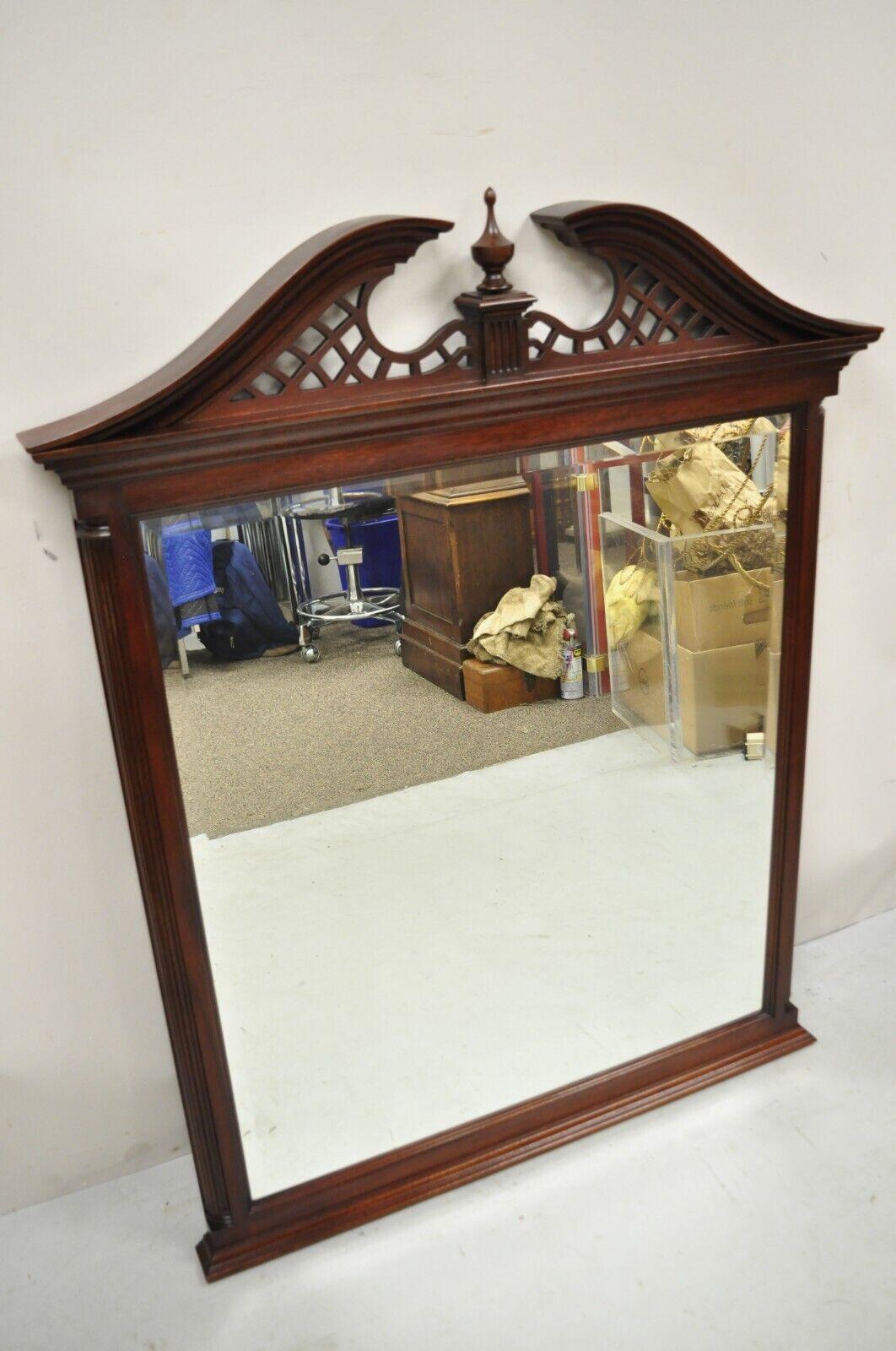 Pennsylvania House Acajou Miroir de commode Chippendale en verre biseauté avec fleuron. L'article est doté d'un cadre en bois massif, d'un magnifique grain de bois, de détails joliment sculptés, d'un cachet original, d'un verre biseauté et d'une