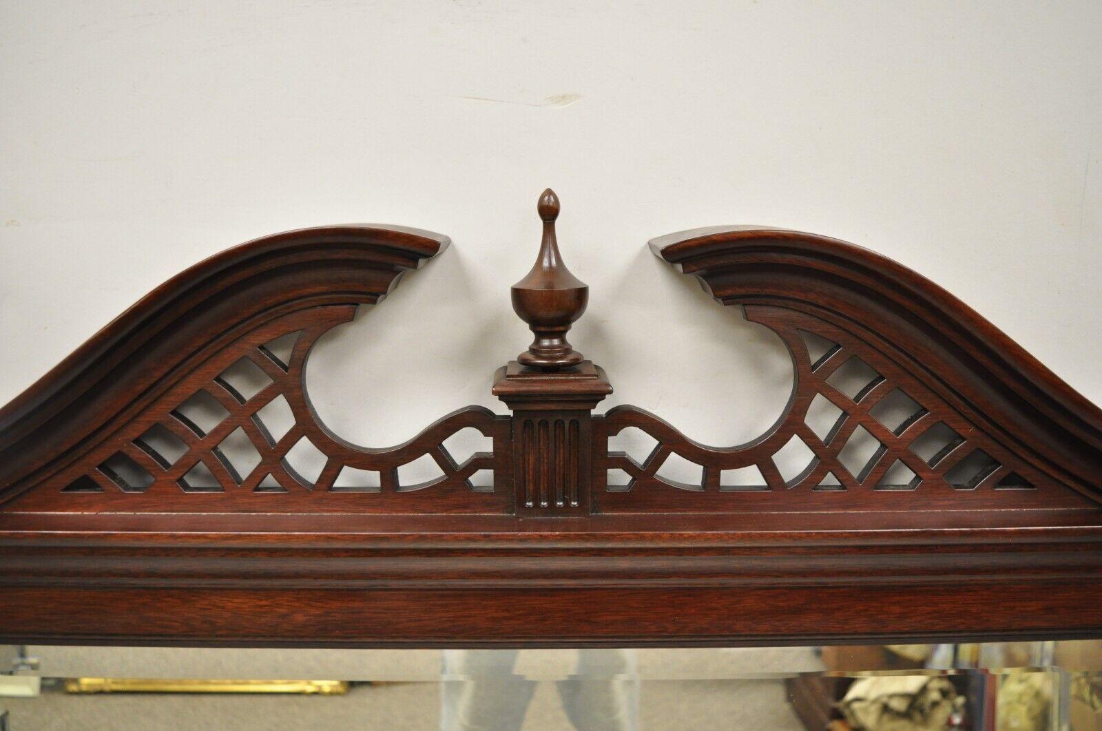 Miroir commode Chippendale en acajou biseauté avec fleuron de la maison de Pennsylvanie Bon état - En vente à Philadelphia, PA